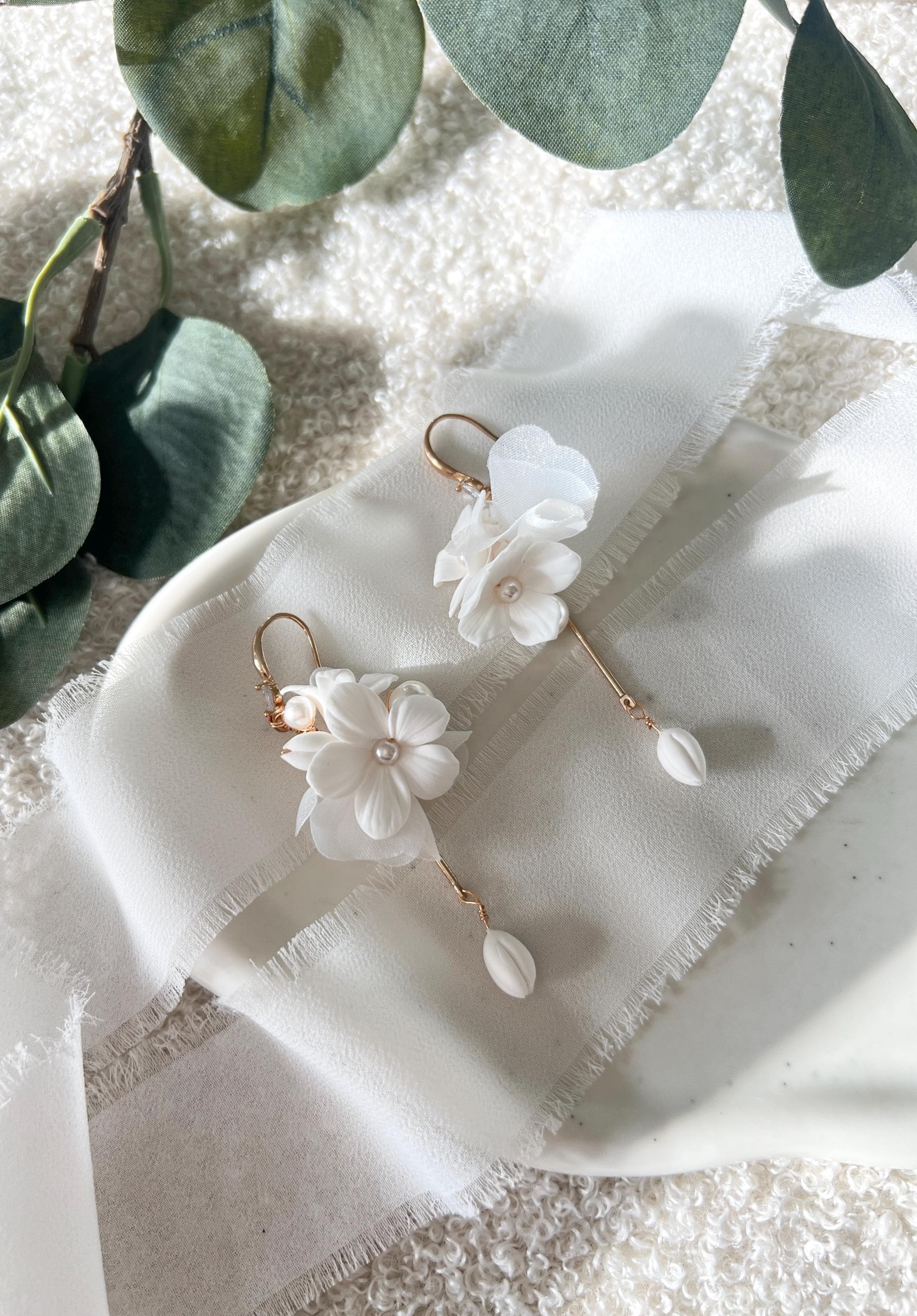 Brautohrringe, Perlen, Weiß und Gold, Blüten, lange Ohrringe mit Blumen und kleinen Perlen, Perlenschmuck, Hängeohrringe, weißer Brautschmuck, Braut, Hochzeit, Schmuck, Accessoire Brautjungfer, Hochzeitsschmuck