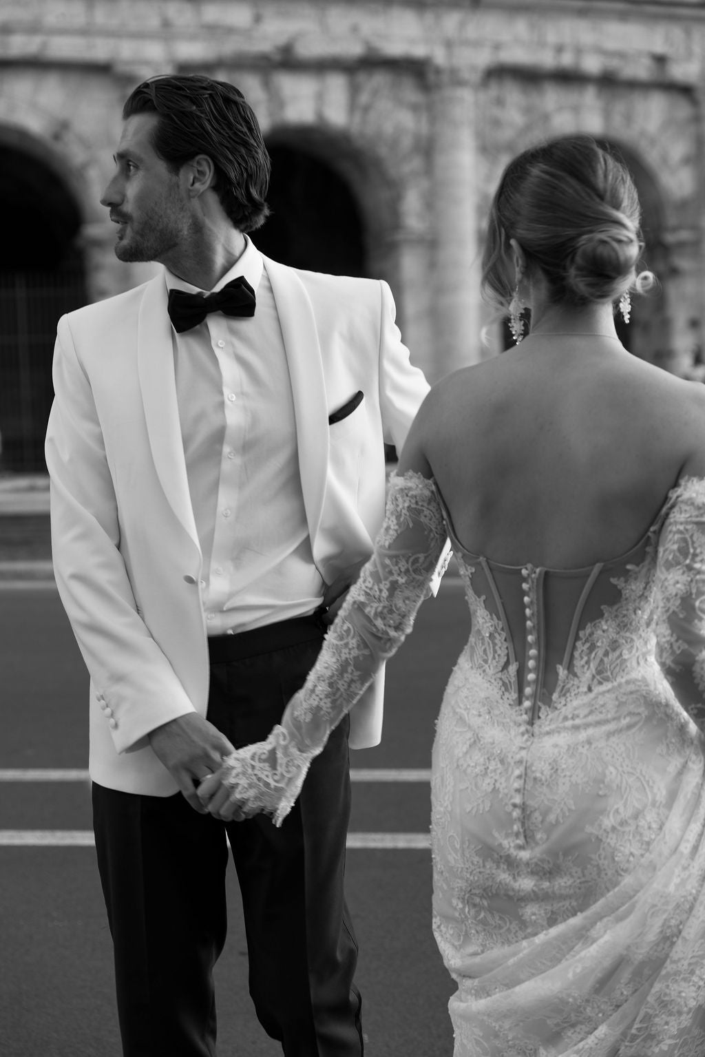 Brautohrringe, Silber und Weiß, Hängeohrringe mit weißen und transparenten Perlen, feine Perlenohrringe, Blüten aus weißem Softtüll, Schmuck für die Hochzeit, Perlenschmuck Ohrringe für das Standesamt, Brautmode, Schmuckbluete