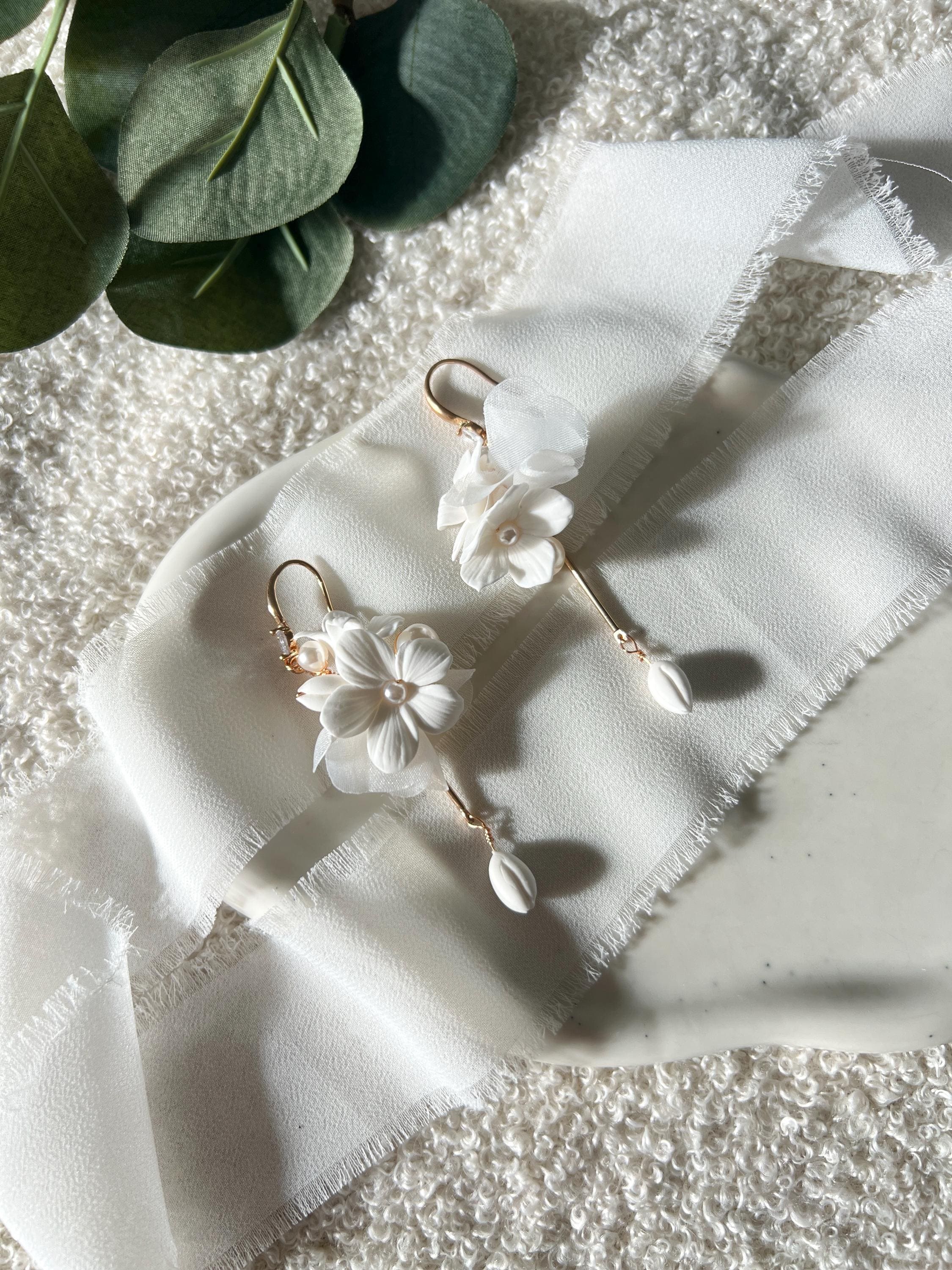 Brautohrringe, Perlen, Weiß und Gold, Blüten, lange Ohrringe mit Blumen und kleinen Perlen, Perlenschmuck, Hängeohrringe, weißer Brautschmuck, Braut, Hochzeit, Schmuck, Accessoire Brautjungfer, Hochzeitsschmuck