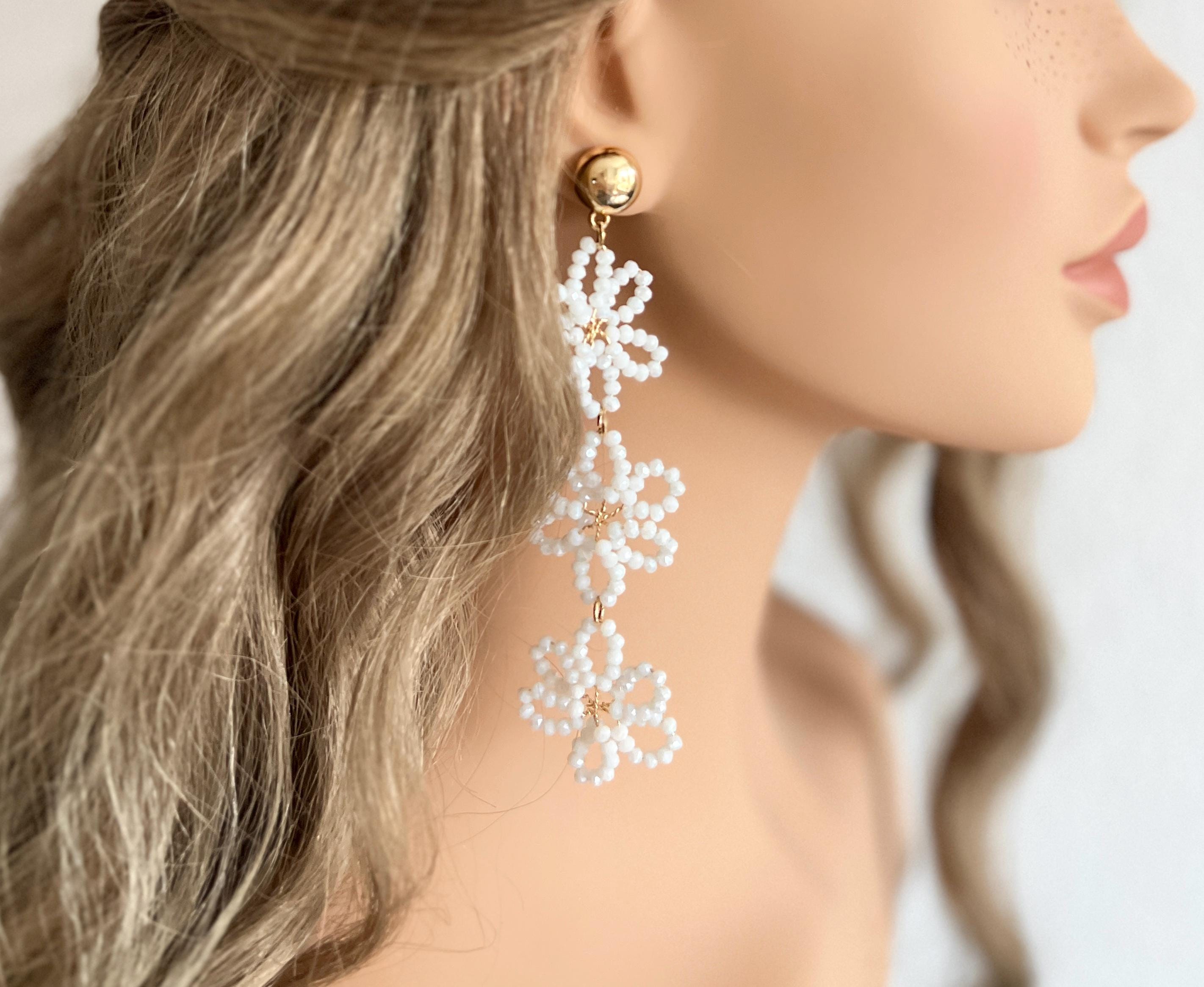 moderne Perlenohrringe Braut, Blütenohrringe, Ohrringe Standesamt Hochzeit, Brautjungfer, weiß und gold, lange Brautohrringe, hochwertiger Brautschmuck, Ohrstecker