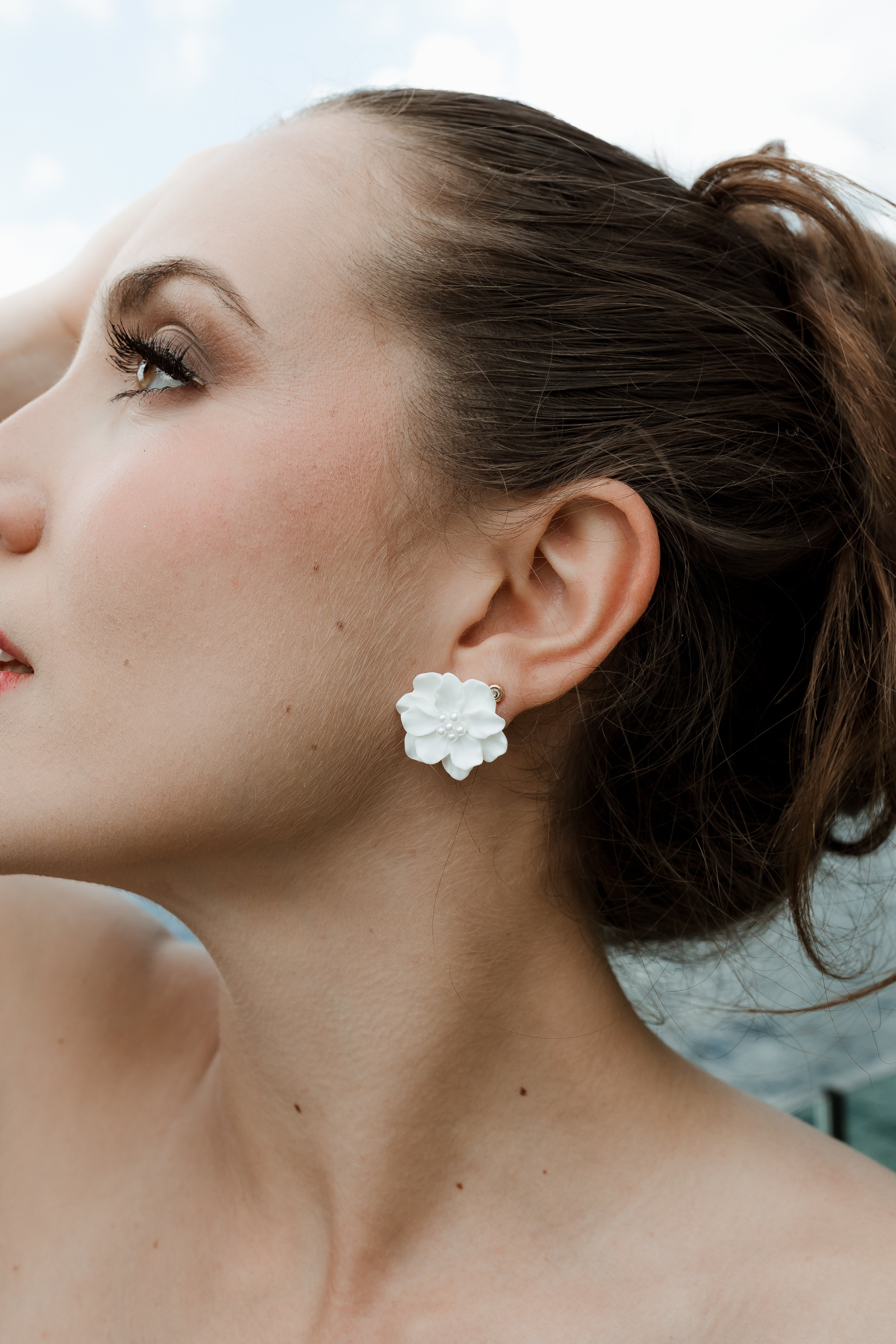 Blüten Ohrringe, weiß, kleine zarte Perlen, Ohrstecker, Brautschmuck, Brautohrringe, Schmuck-Ohrringe-Schmuckblüte