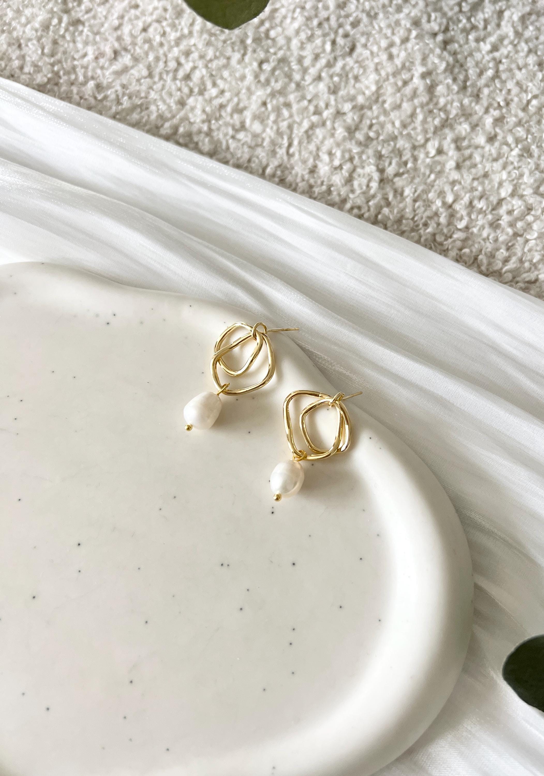 Perlenohrringe Braut, Gold, ovale Perlen, moderne Ohrstecker, elegante Ohrringe, geometrischer Brautschmuck, Brautohrringe, Schmuck Hochzeit