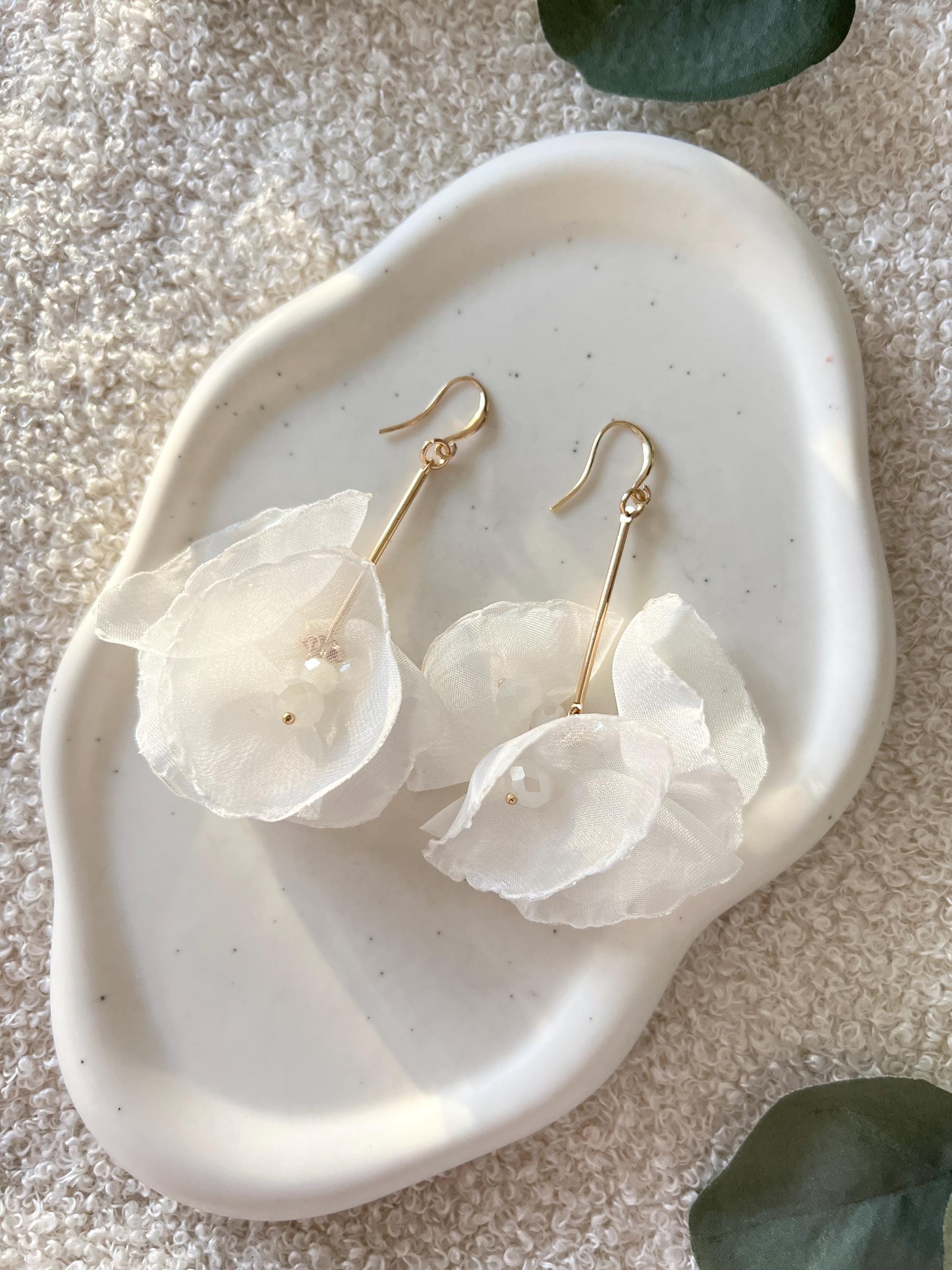 Moderne Ohrringe, Brautohrringe, Gold, weiße Blüten, glänzende Perlen, Perlenschmuck, Stoff, Hängeohrringe, Brautschmuck, Schmuck Hochzeit, Perlenohrringe
