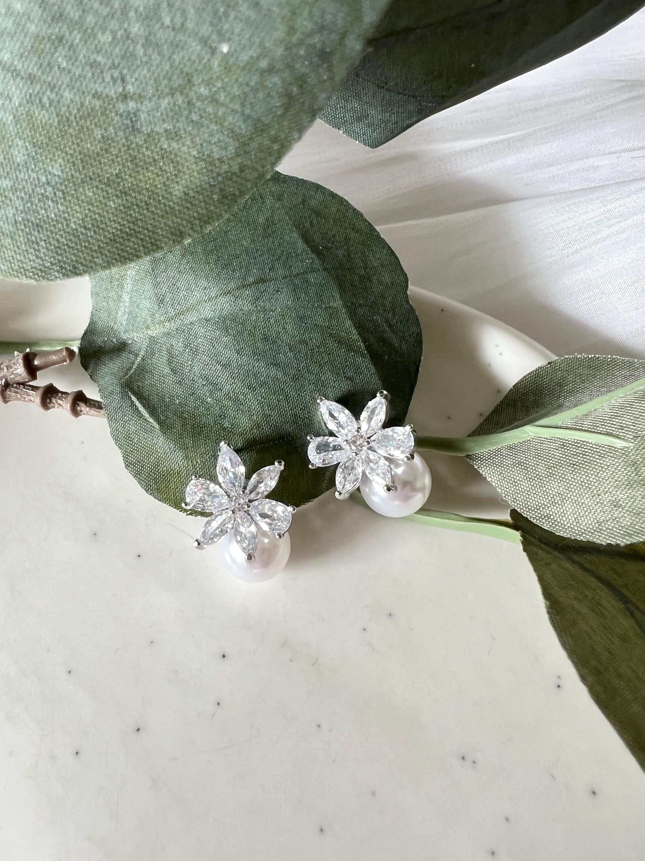 Perlenohrringe, Ohrstecker mit weißen Perlen, Silber, Blumen, Cubic Zirkonia Steine, funkelnde Ohrringe, Brautohrringe, Perlenschmuck, Braut, Brautschmuck, Hochzeit, Schmuck