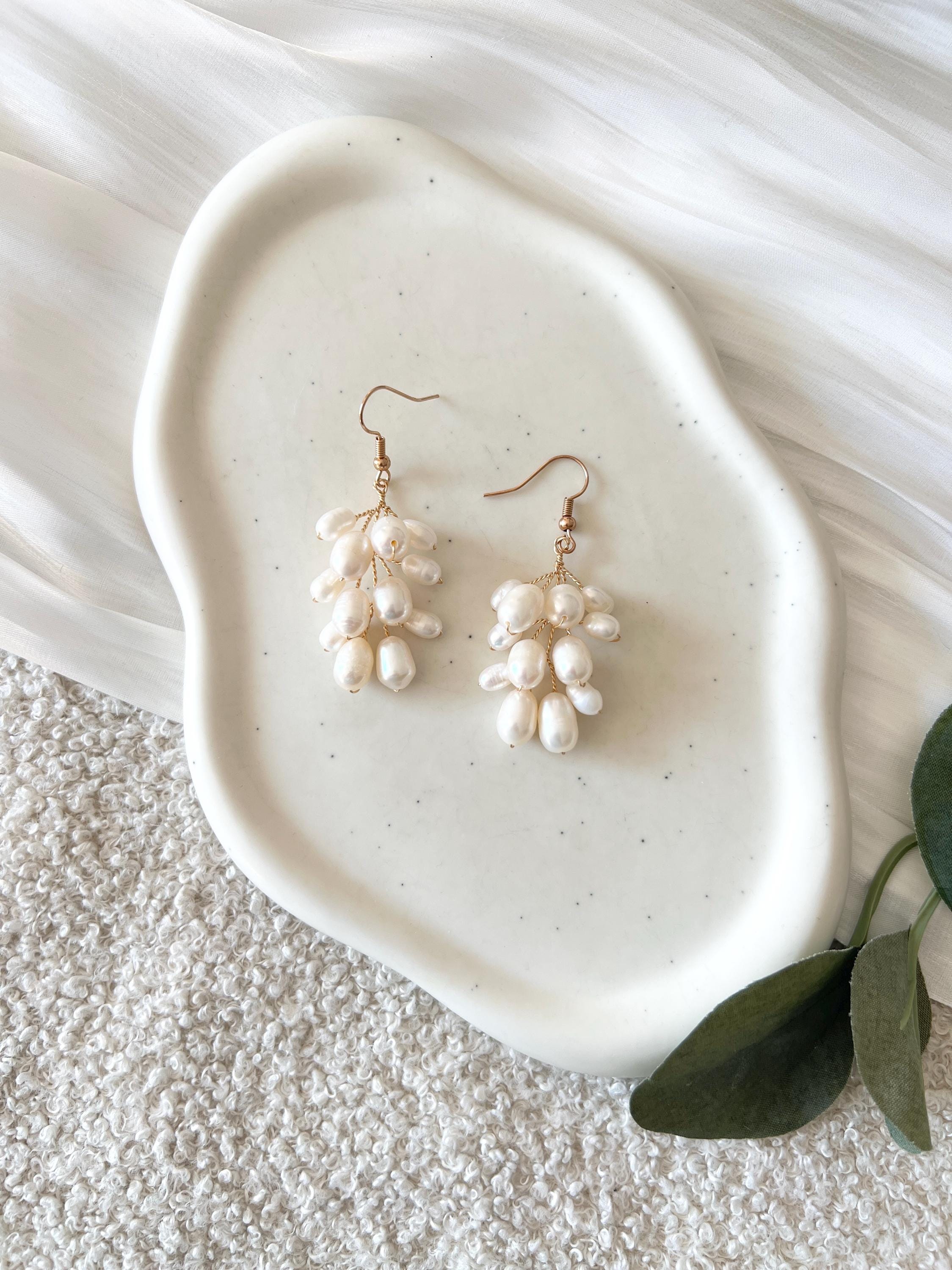 Ohrringe Braut, weiße Perlen, Gold, Hängeohrringe, elegante Brautohrringe, Hochzeit, Schmuck, Brautschmuck, Ohrschmuck Brautjungfer, Perlenschmuck, feine Perlenohrringe