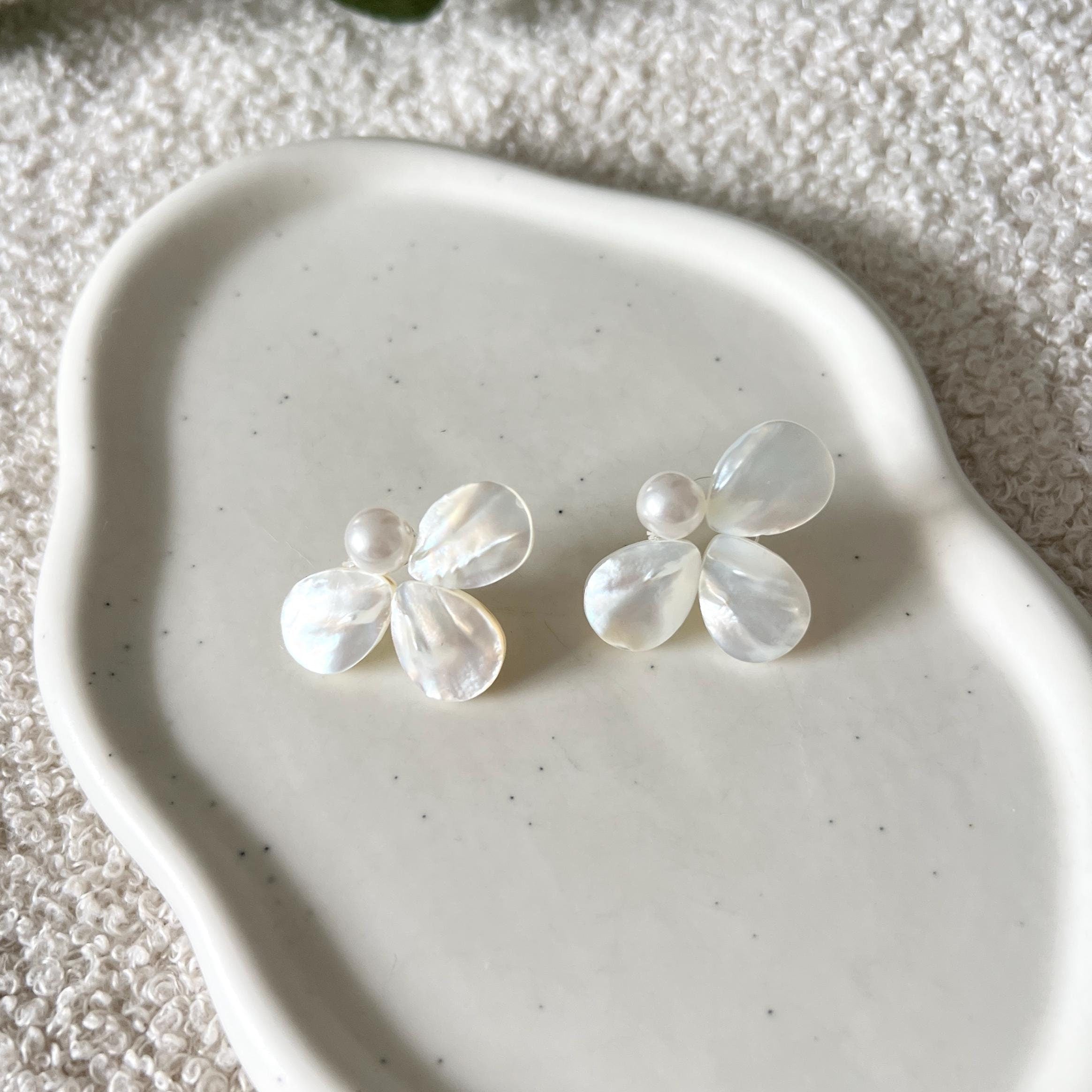 Ohrringe, weiß, große Brautohrringe, Perlmutt Blätter, Brautohrringe, Schmuck Hochzeit, Blütenohrringe, moderne Ohrstecker, Standesamt, Perlenschmuck, Perlenohrringe