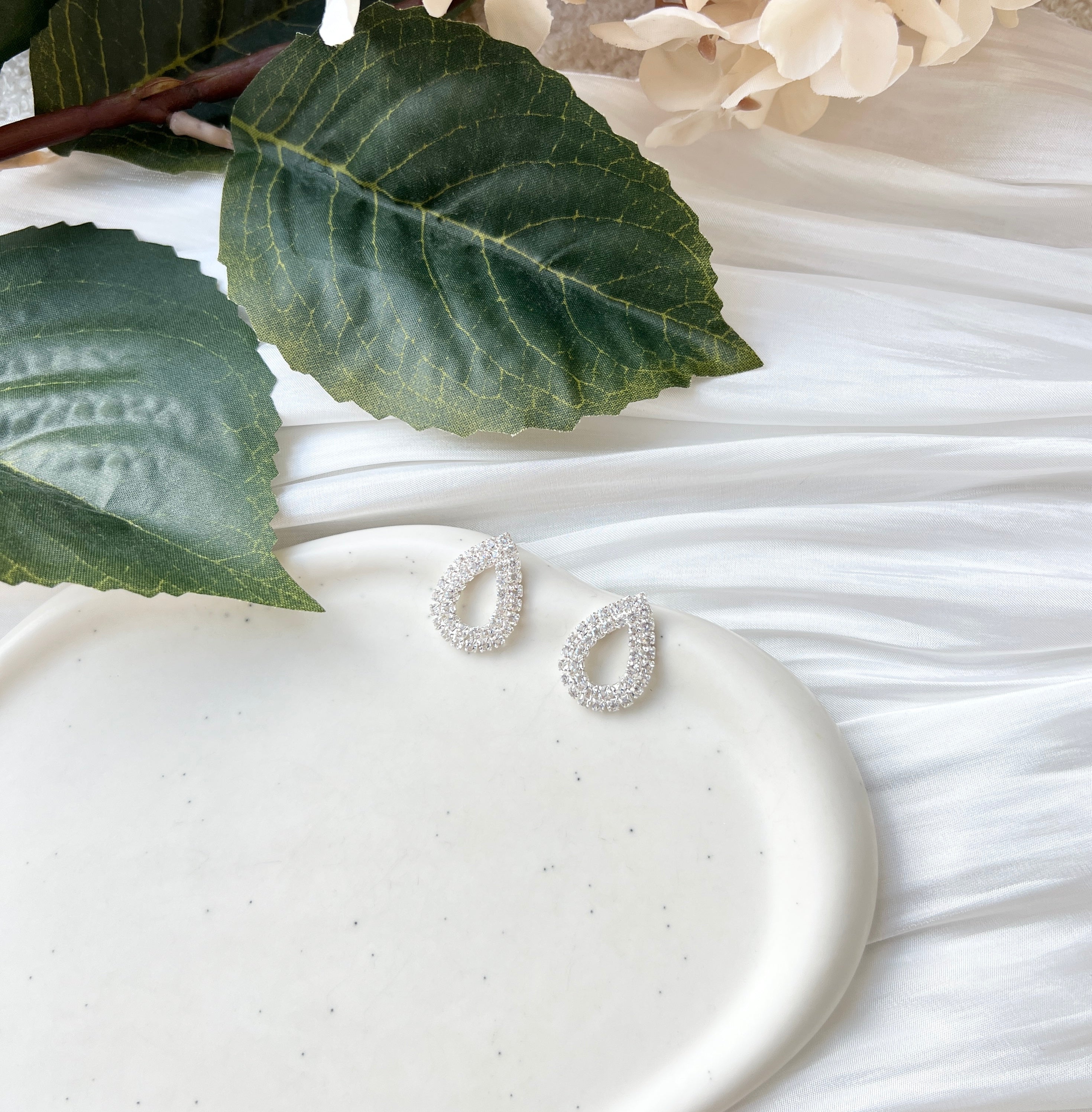 Feine Ohrstecker, silberne Brautohrringe, Strasssteine, hochwertiger Brautschmuck, elegante Ohrringe, glaenzender Schmuck, Hochzeitsschmuck, Tropfenform, Geschenk fuer Sie, Damenschmuck, Geburtstagsgeschenk, Standesamtlook, Weddinginspiration, Bridalinspo