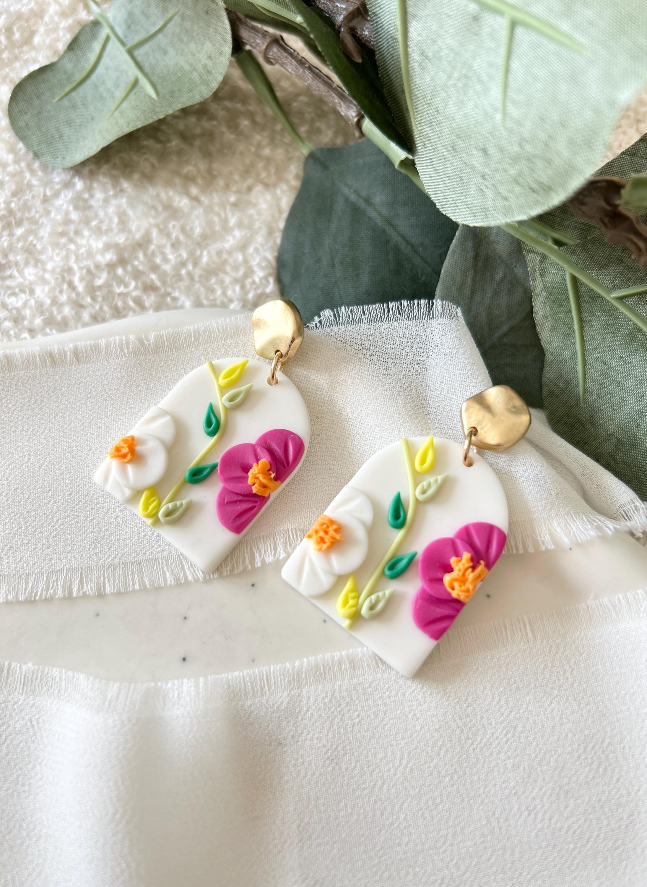 Ohrringe Blumen, Polymer Clay, Schmuck Hochzeit, Brautjungfer, 3D-Blüten, Hängeohrringe, weiß, bunt, gold, auffallende Ohrstecker