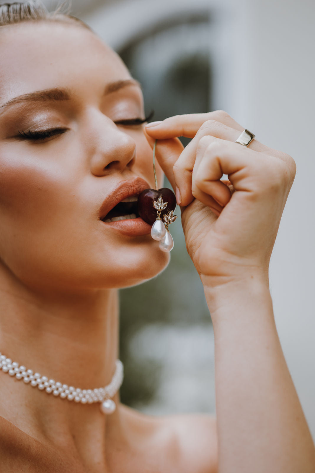 Perlenohrringe, Gold, Braut, ovale Perlen, Ohrstecker mit Zirconia-Steinen, funkelnde Brautohrringe, Brautschmuck, Schmuck fuer die Hochzeit, Standesamt, feine Ohrringe, Trauzeugin, Brautjungfer, Weihnachtsgeschenk, Schmuckbluete