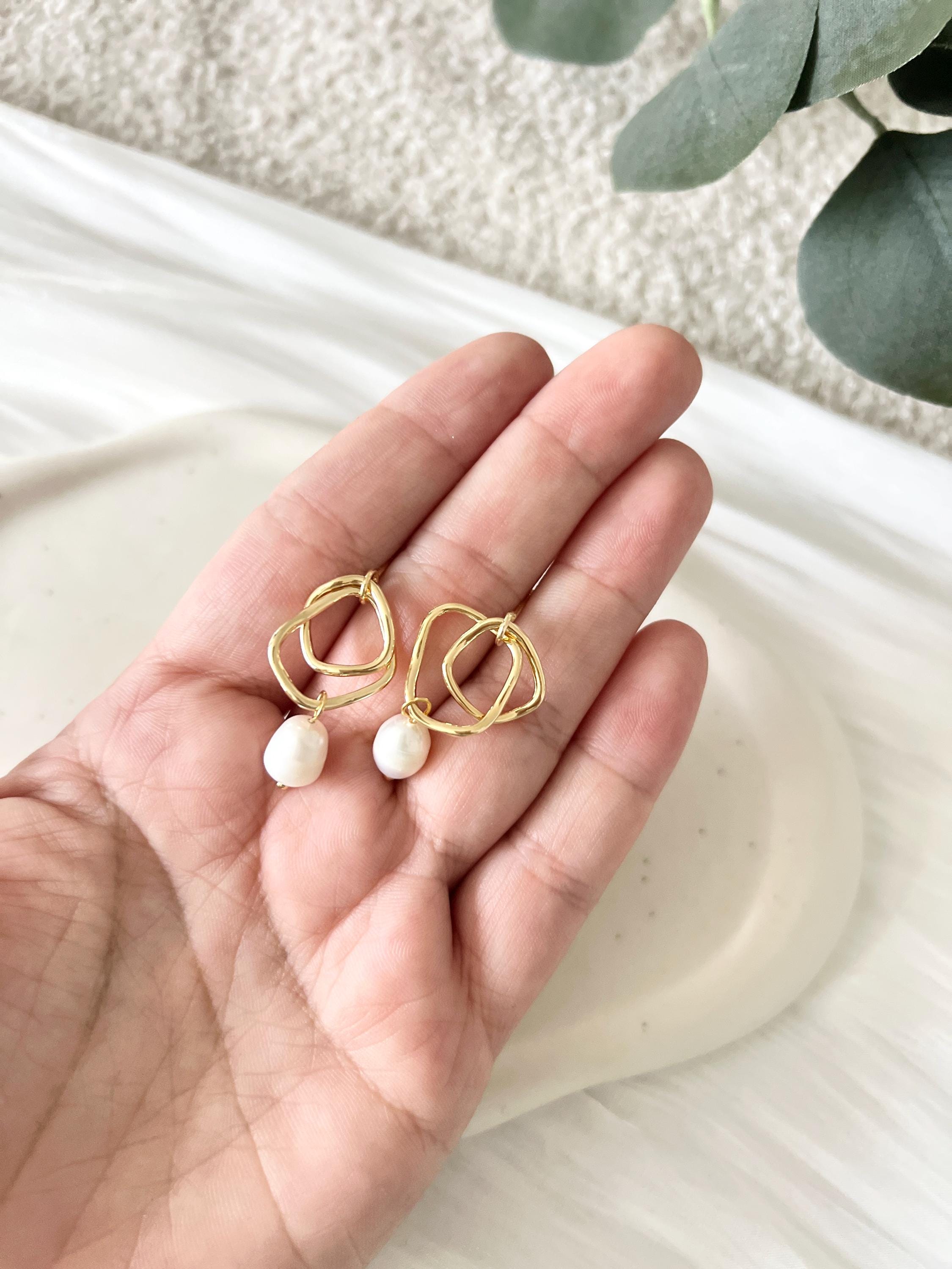 Perlenohrringe Braut, Gold, ovale Perlen, moderne Ohrstecker, elegante Ohrringe, geometrische Brautschmuck, Brautohrringe, Schmuck Hochzeit