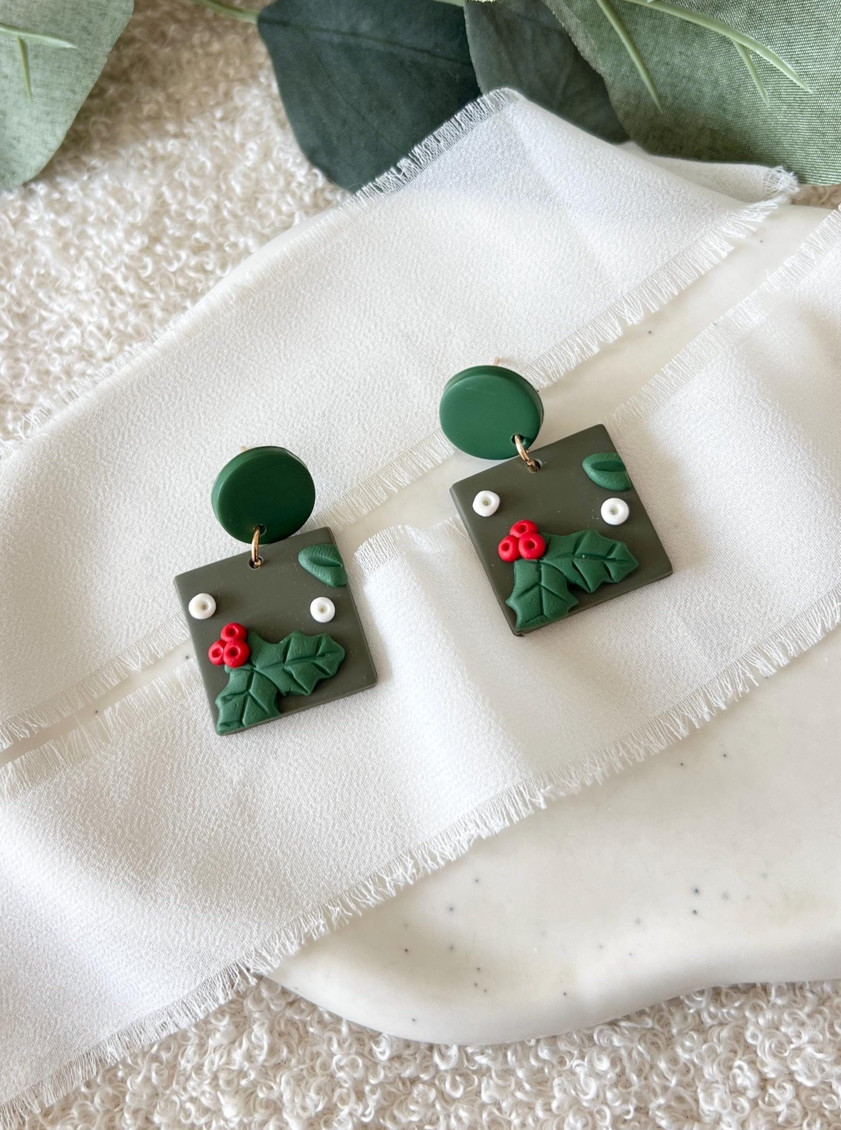 Ohrringe, Weihnachten, Mistelzweig, Rot, Grün, Weiß, Winterschmuck, Ohrstecker, Weihnachtsschmuck, Geschenk Weihnachten, moderner Ohrschmuck