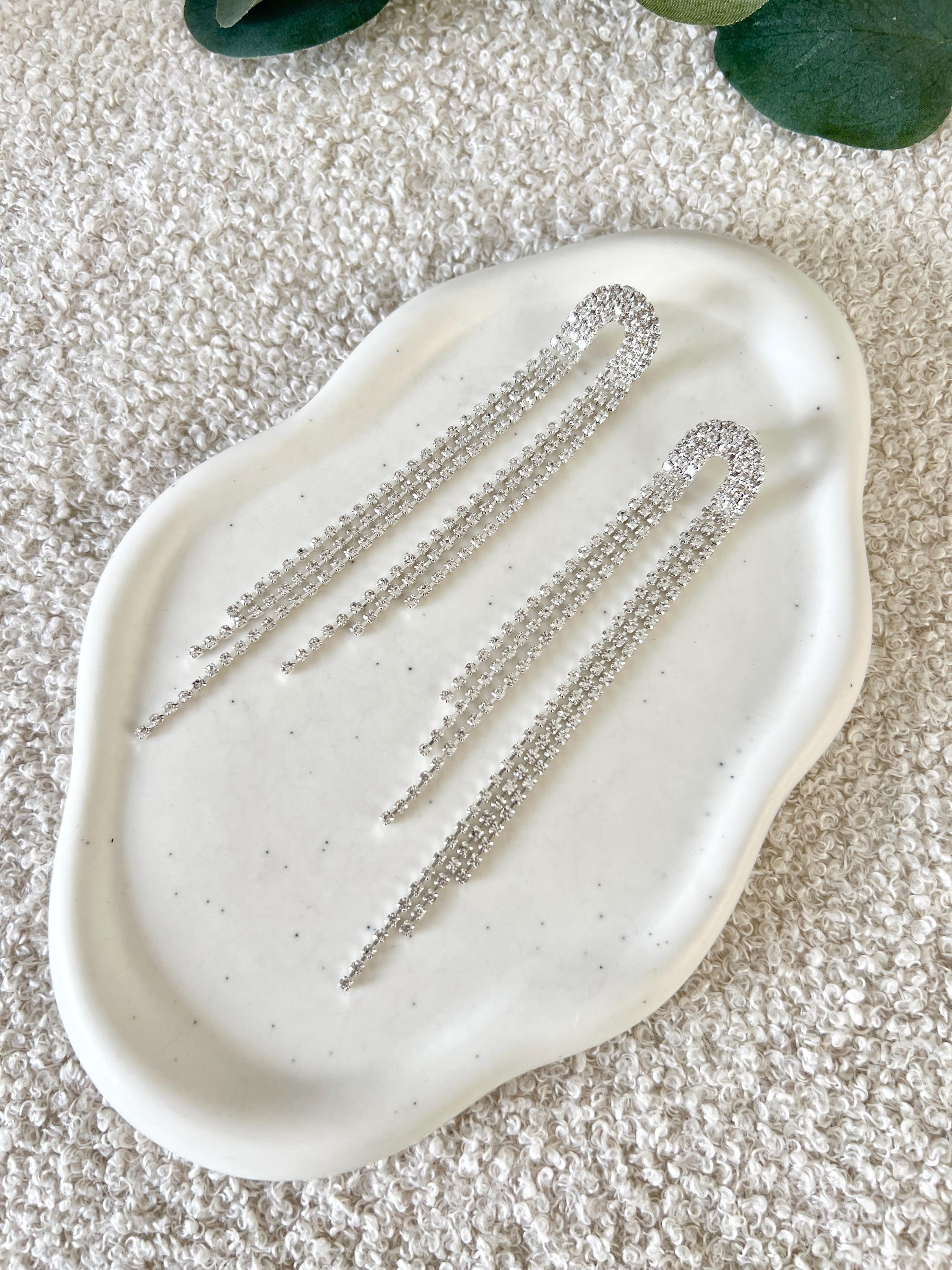 Lange Strassohrringe, Silber, Ohrringe mit Strass, funkelnde Brautohrringe, feiner Brautschmuck, Schmuck Hochzeit, moderner Ohrschmuck, Glaenzende Haengeohrringe, Brautjungfer, Trauzeugin, Schmuckbluete