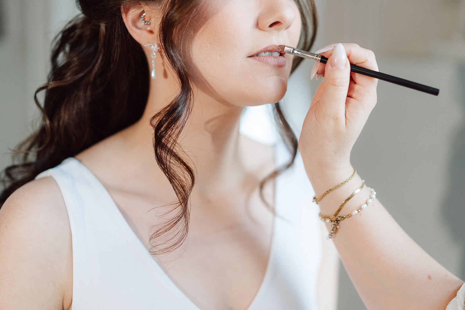 Hängende Perlenohrstecker mit ovalen weißen Perlen und funkelnden Zirkoniasteinen, moderne Brautohrringe, Gold oder Silber, Ohrringe fuer Frauen, Elegante Ohrstecker fuer die Braut, Brautjungfer oder Trauzeugin, hochwertiger Schmuck Hochzeit, Geschenk fuer Sie, Weihnachtsgeschenk Frauen, feiner Damenschmuck