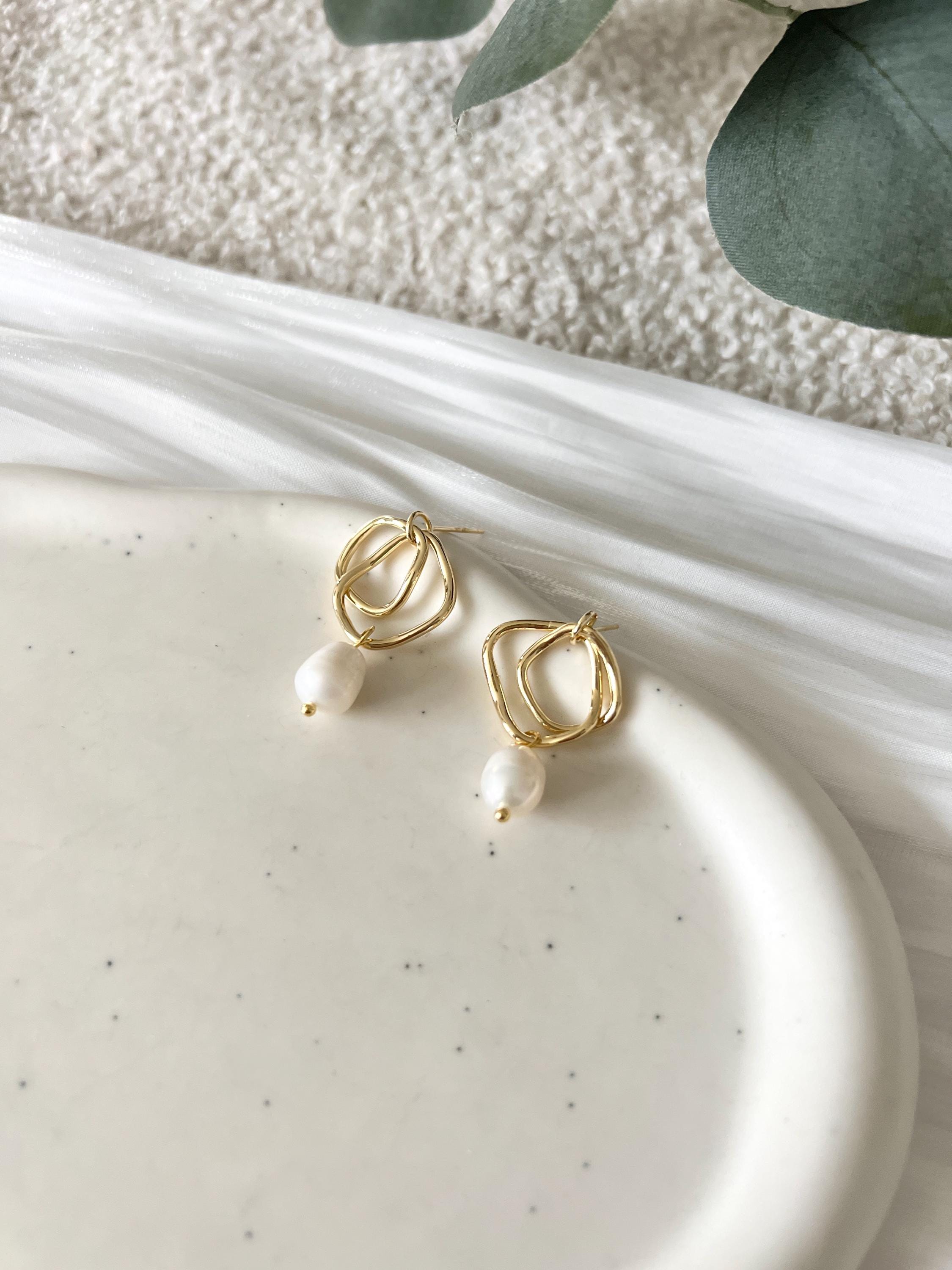 Perlenohrringe Braut, Gold, ovale Perlen, moderne Ohrstecker, elegante Ohrringe, geometrische Brautschmuck, Brautohrringe, Schmuck Hochzeit