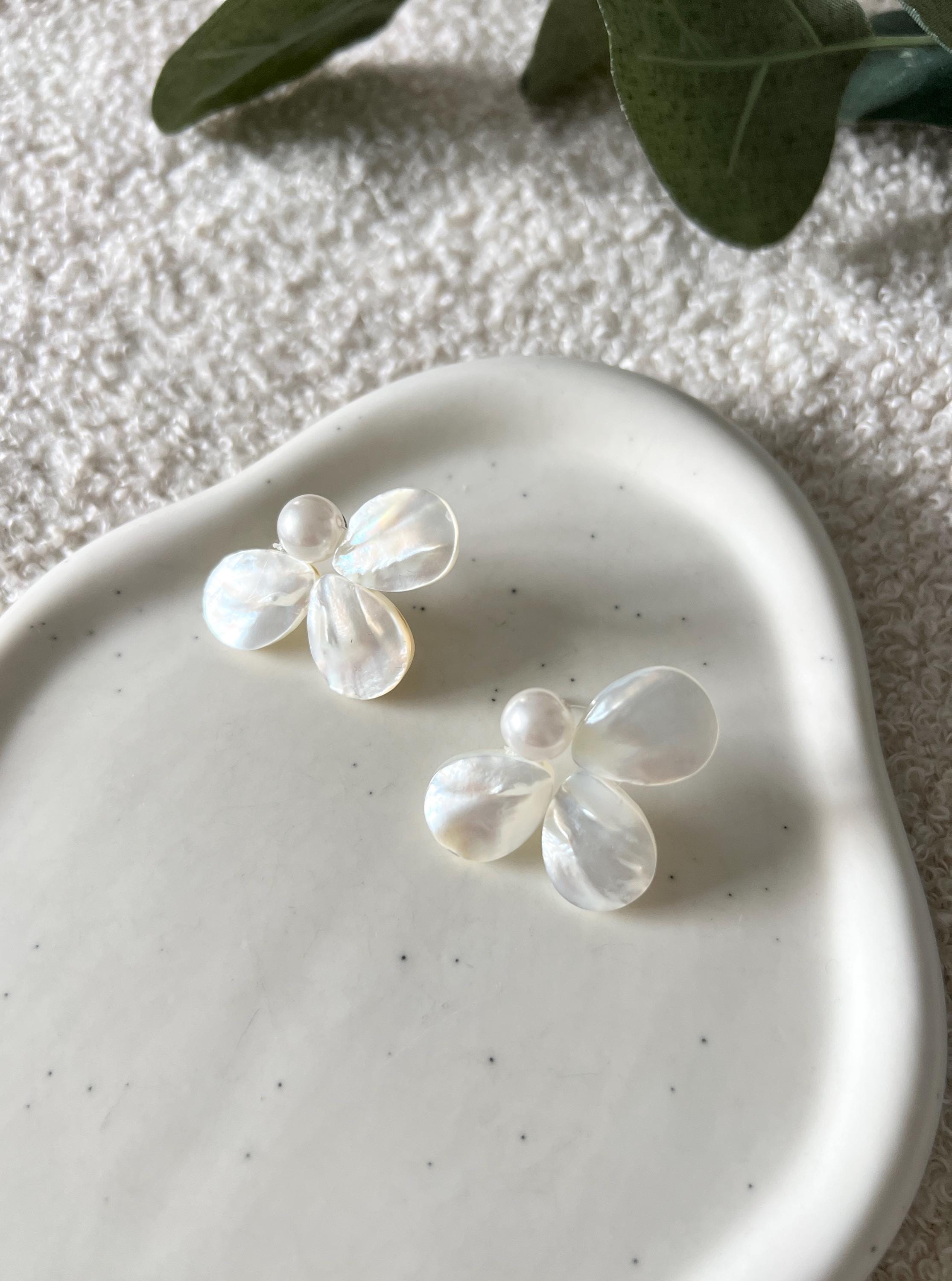 Ohrringe, weiß, große Brautohrringe, Perlmutt Blätter, Brautohrringe, Schmuck Hochzeit, Blütenohrringe, moderne Ohrstecker, Standesamt, Perlenschmuck, Perlenohrringe