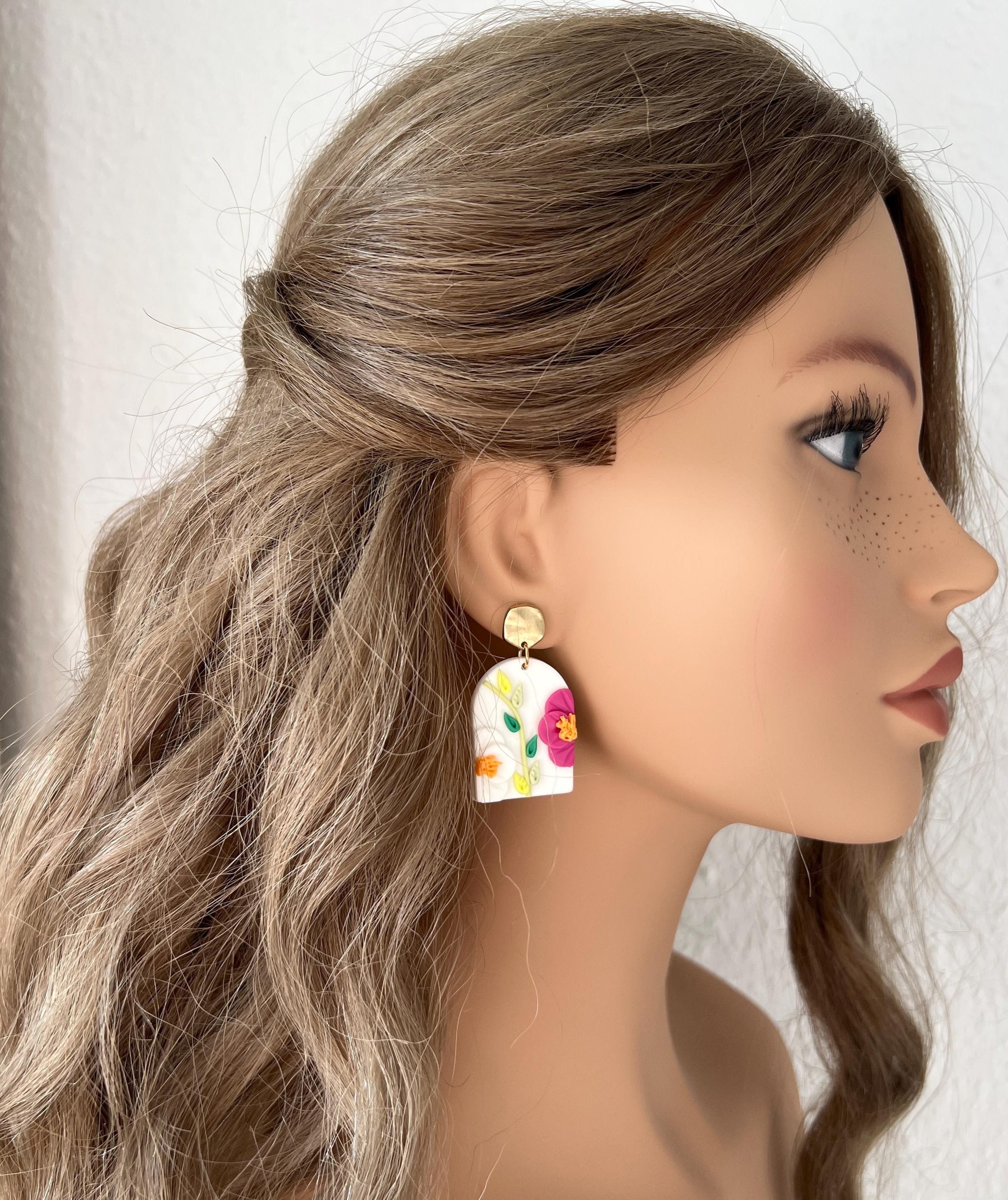 Ohrringe Blumen, Polymer Clay, Schmuck Hochzeit, Brautjungfer, 3D-Blüten, Hängeohrringe, weiß, bunt, gold, auffallende Ohrstecker