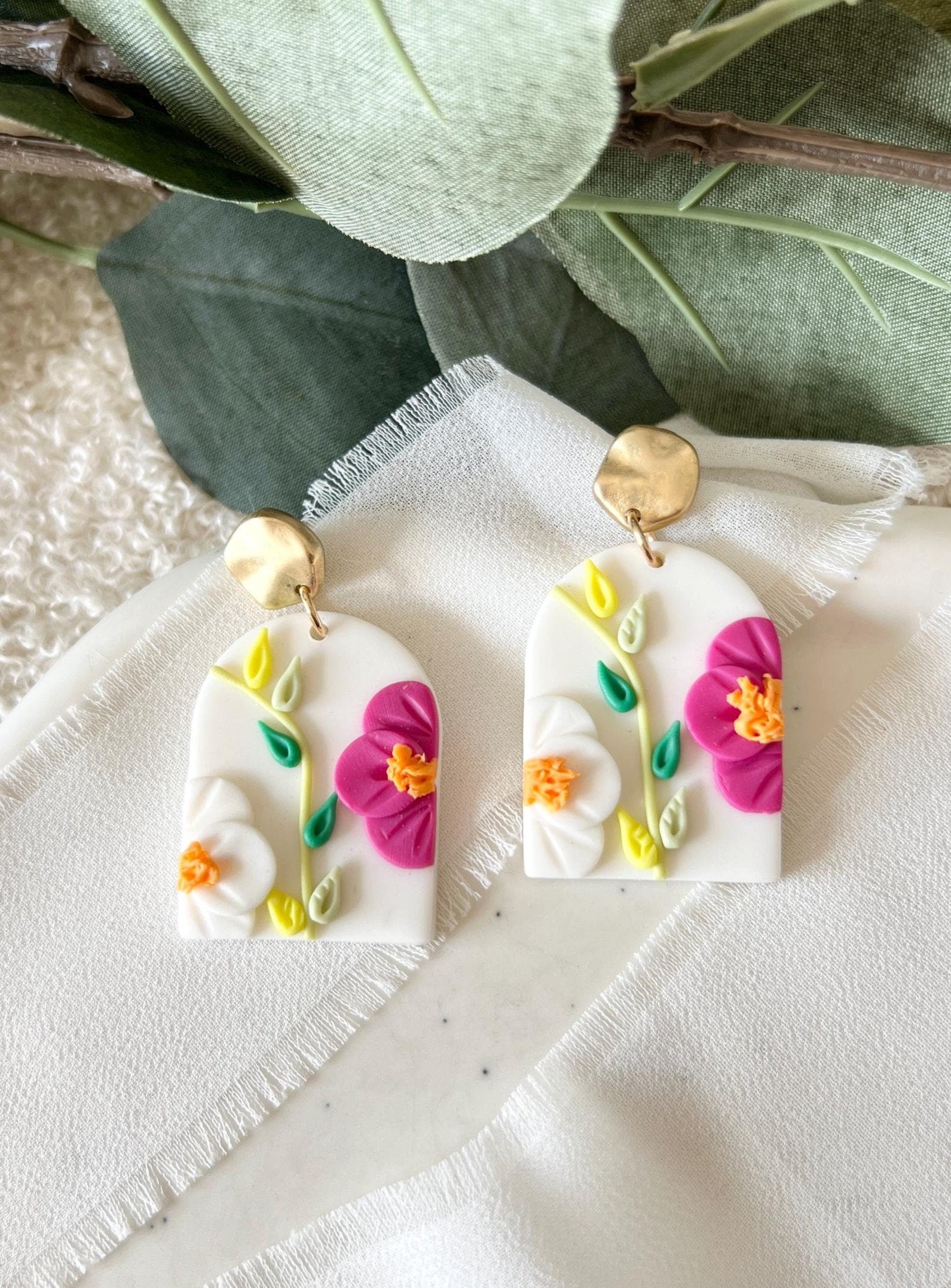 Ohrringe Blumen, Polymer Clay, Schmuck Hochzeit, Brautjungfer, 3D-Blüten, Hängeohrringe, weiß, bunt, gold, auffallende Ohrstecker