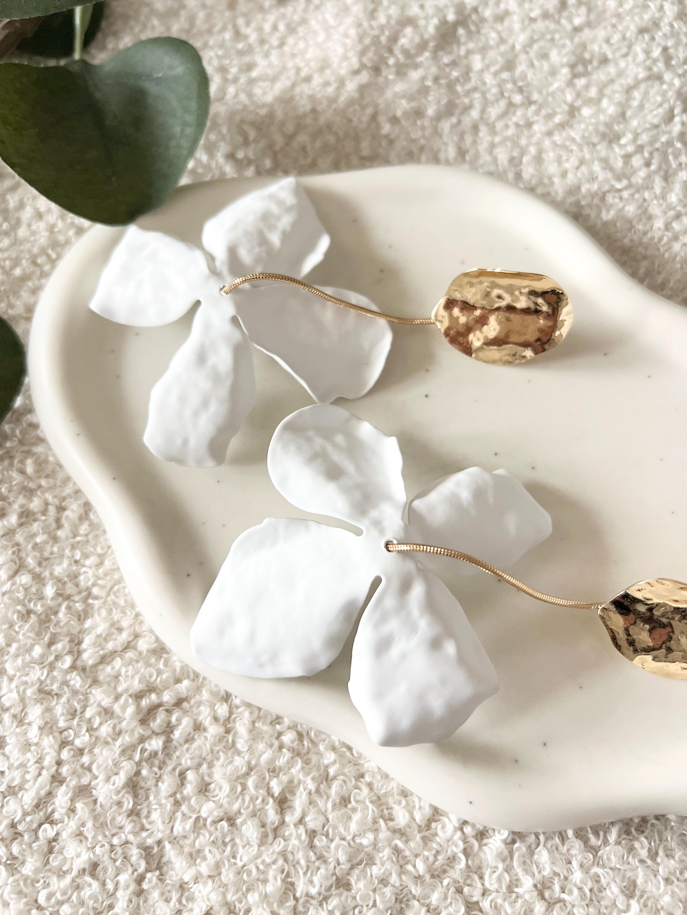 moderne lange Hängeohrringe, Braut Ohrringe, Brautschmuck, große weiße Blätter, Gold Details, Ohrstecker Standesamt, elegante Brautohrringe