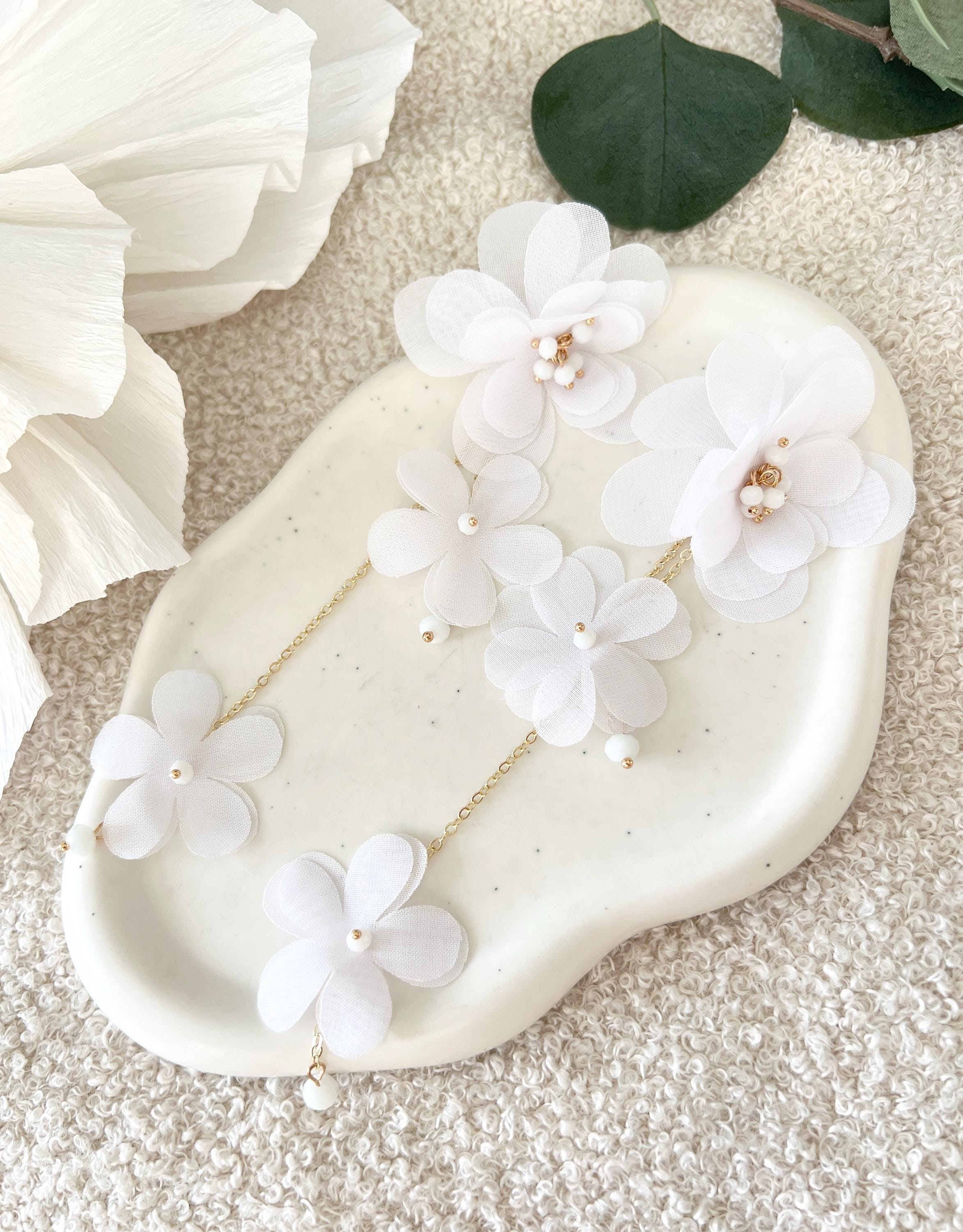 Bluetenohrringe, weiße Büten Stoff, lange Hängeohrringe, Brautschmuck, moderne Ohrstecker Standesamt Hochzeit, Brautohrringe, Blumen Ohrschmuck, Braut Zubehör