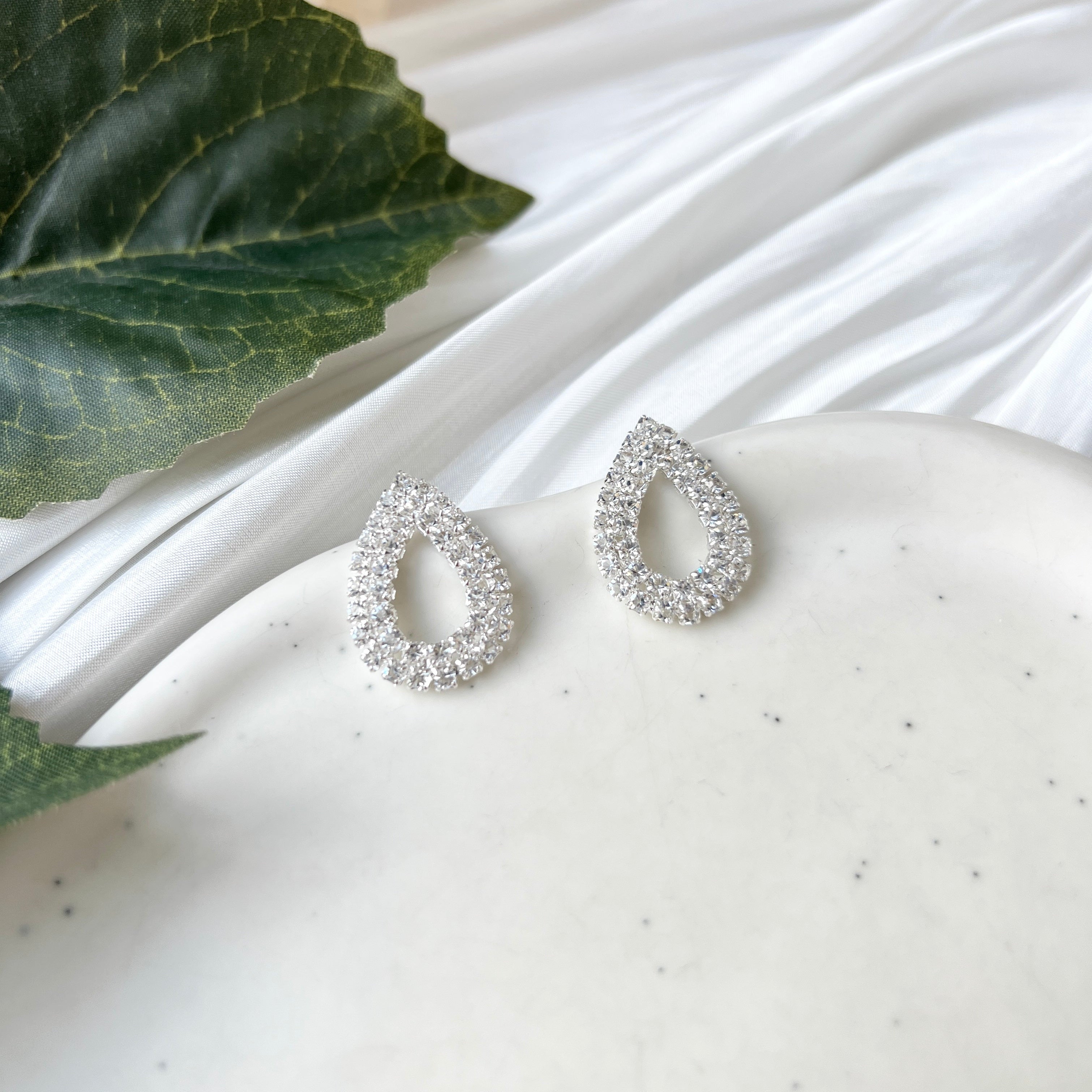 Feine Ohrstecker, silberne Brautohrringe, Strasssteine, hochwertiger Brautschmuck, elegante Ohrringe, glaenzender Schmuck, Hochzeitsschmuck, Tropfenform, Geschenk fuer Sie, Damenschmuck, Geburtstagsgeschenk, Standesamtlook, Weddinginspiration, Bridalinspo