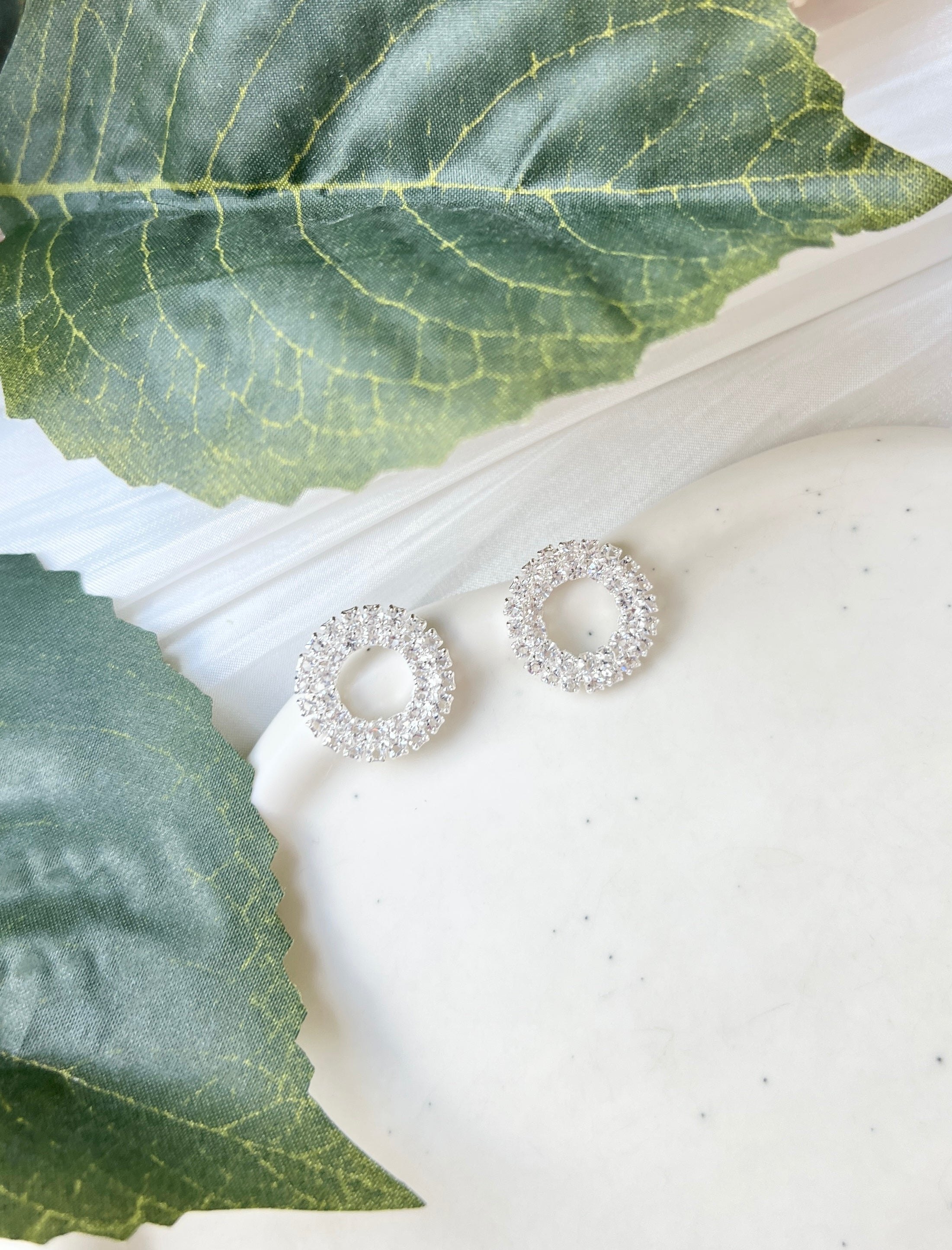 Feine Ohrstecker, silberne Brautohrringe, Silber Strasssteine, hochwertiger Brautschmuck, elegante Ohrringe, glaenzender Schmuck, Hochzeitsschmuck, Runde Form, Geschenk fuer Sie, feiner Damenschmuck, Geburtstagsgeschenk, Standesamtlook, Weddinginspiration, Bridalinspo