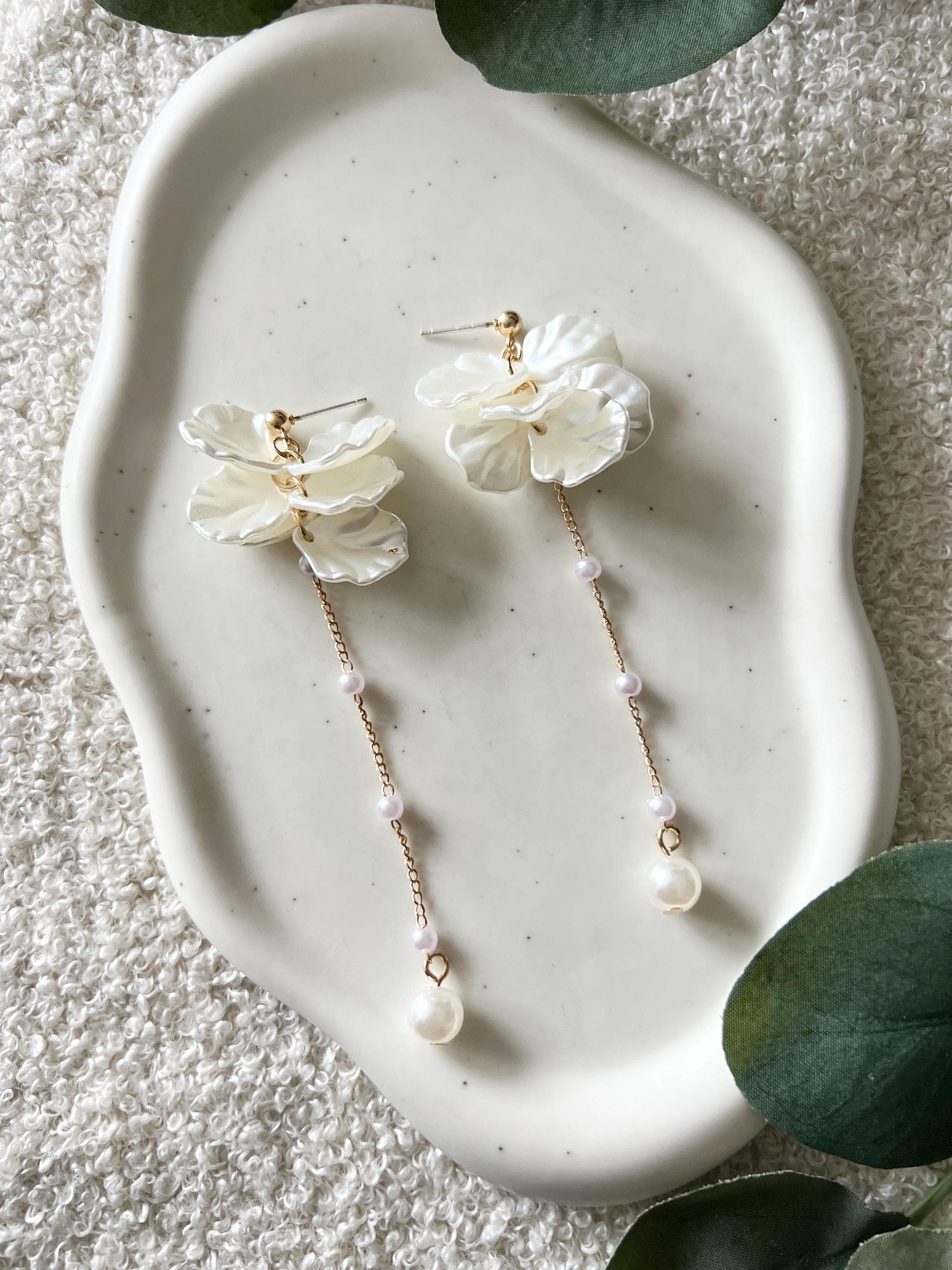 Brautohrringe, gold und weiß, Blätter, Perlmuttoptik, weiße Perlen, lange Hängeohrringe, Brautschmuck, Ohrstecker, moderne Brautohrringe Standesamt, Schmuck Hochzeit