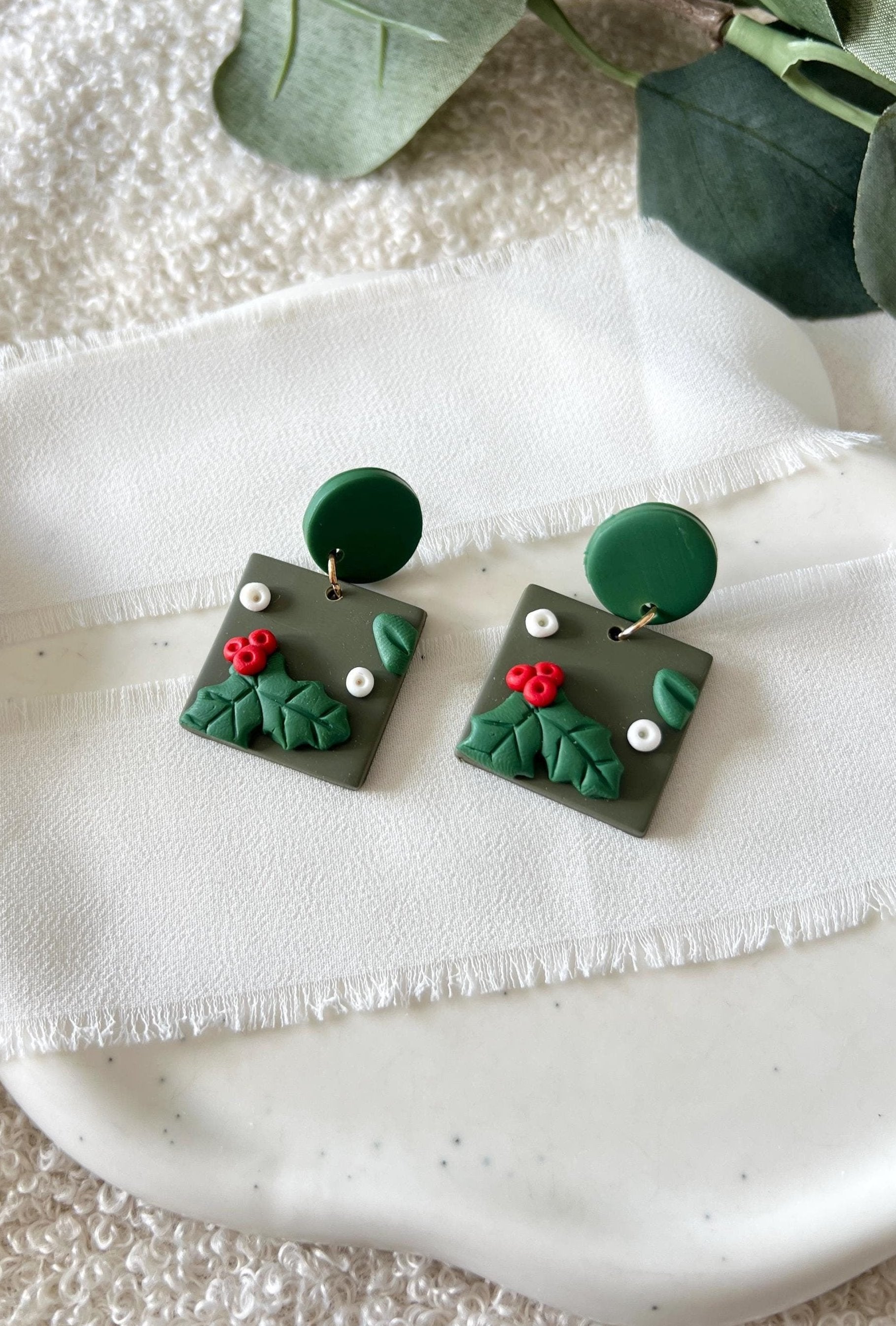 Ohrringe, Weihnachten, Mistelzweig, Rot, Grün, Weiß, Winterschmuck, Ohrstecker, Weihnachtsschmuck, Geschenk Weihnachten, moderner Ohrschmuck