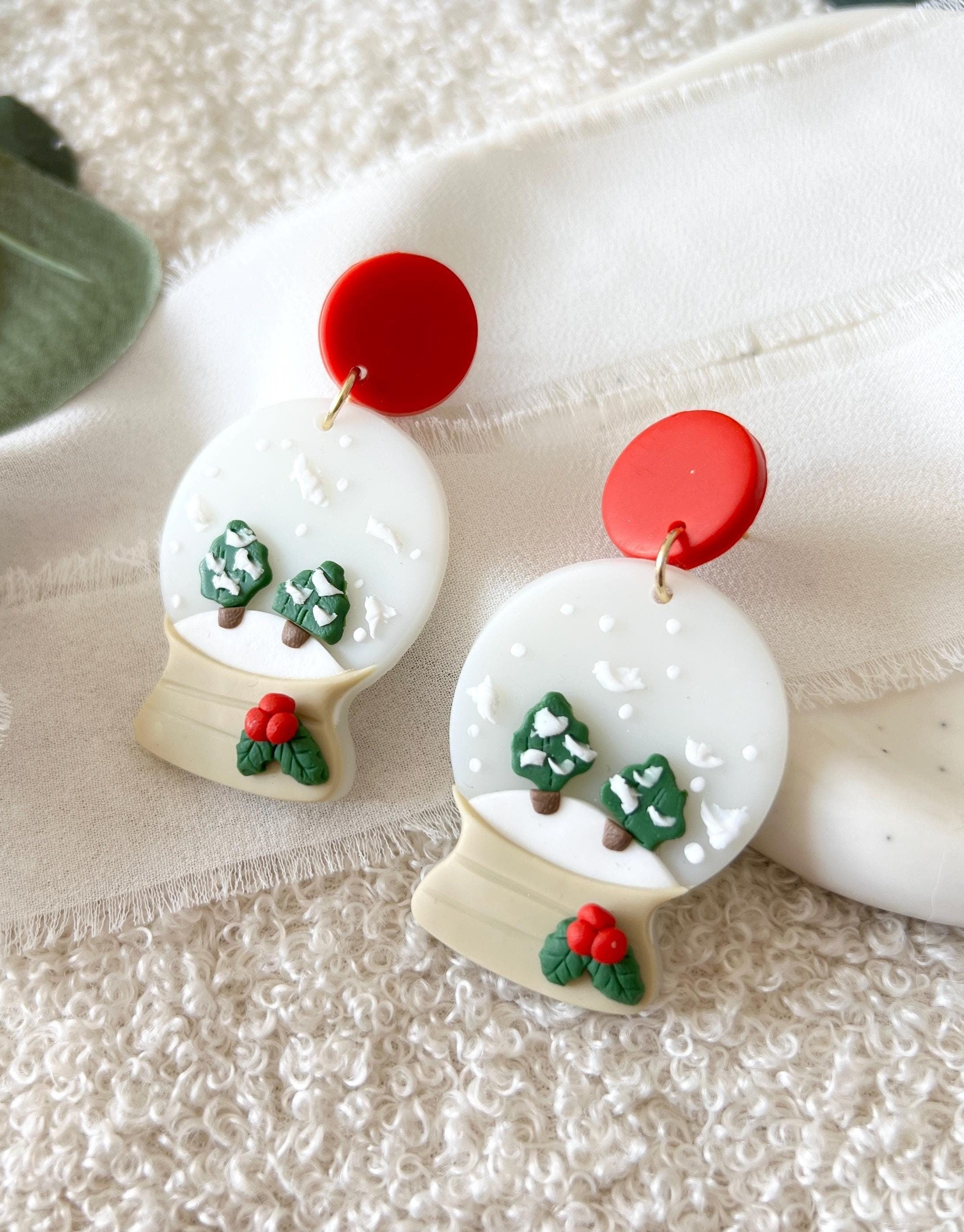 Ohrringe Weihnachten, Schneekugel, Weiß, Rot, Grün, Hängeohrringe, Weihnachtszeit, Weihnachtsschmuck, Schmuck Ohrstecker, Winter Ohrschmuck