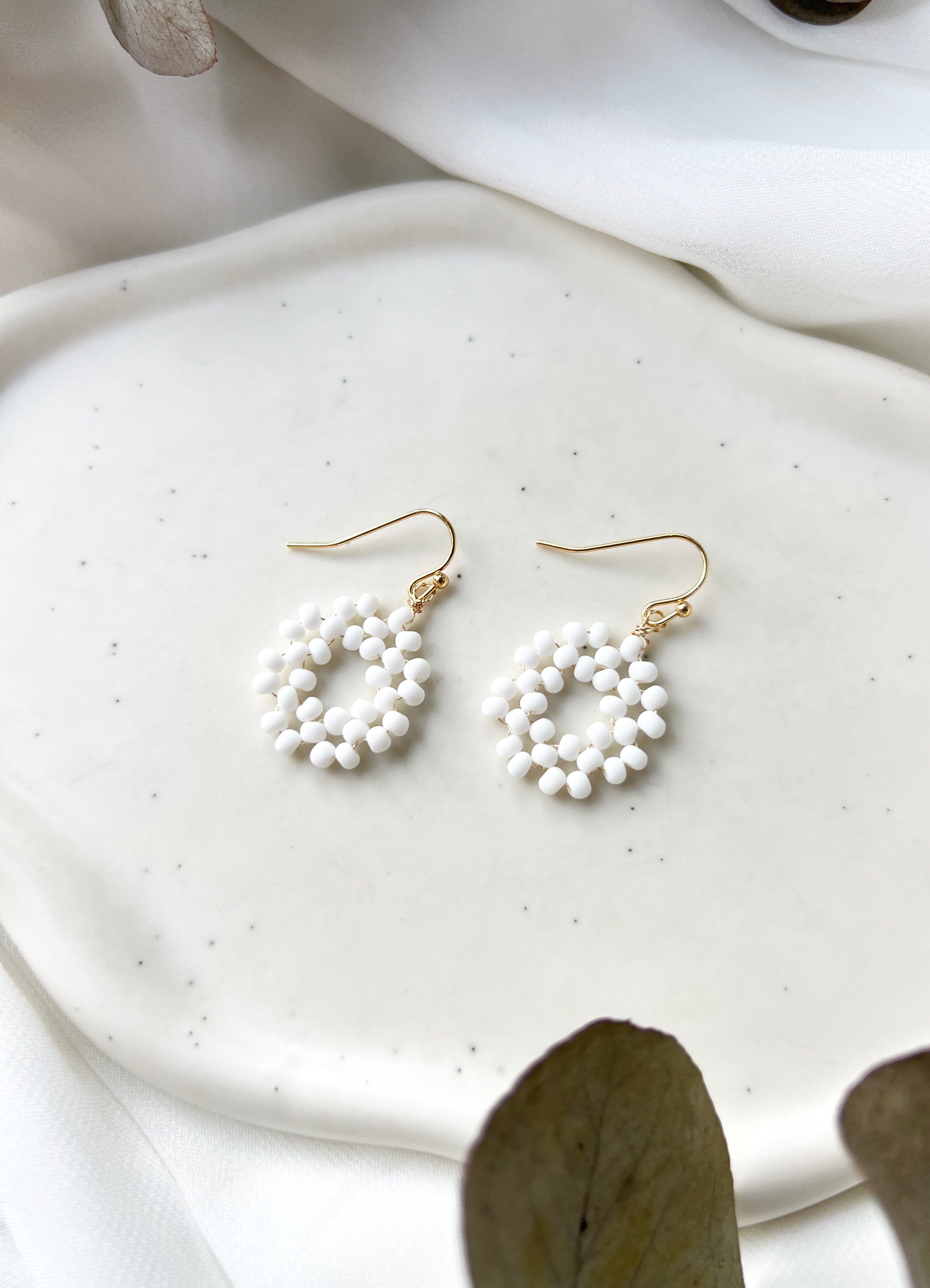 Filigrane Perlenohrringe, handgefertigt in Deutschland, feine Brautohrringe, Ohrringe mit weißen Perlen, runde Form, Bluetenform, Hochzeitsschmuck, feinste Handarbeit, Feinschmuck, Schmuck Hochzeit, elegante Hochzeitsohrringe, Haengeohrringe mit goldenen Details, Perlenohrringe, Perlenschmuck gefertigt in Deutschland