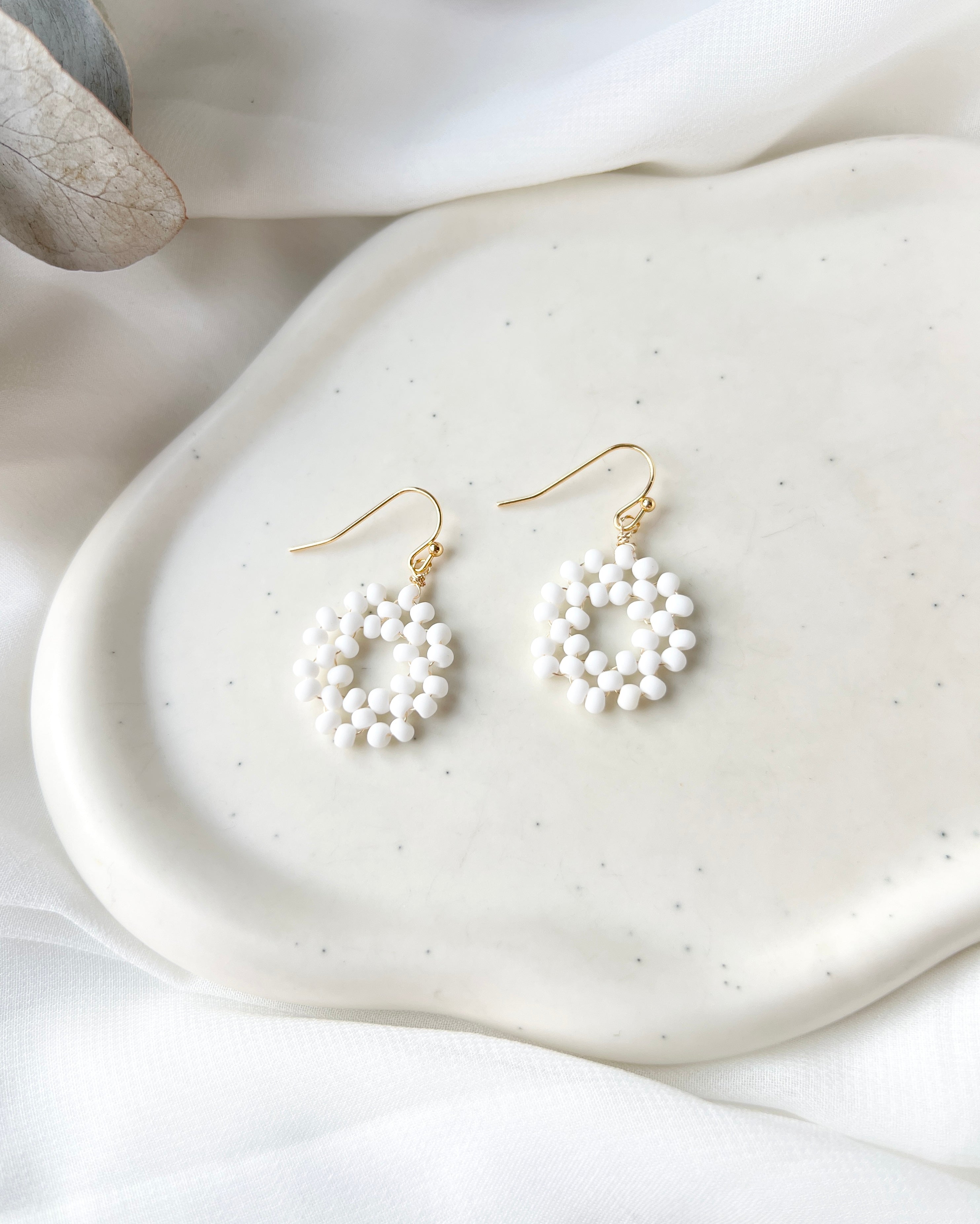 Filigrane Perlenohrringe, handgefertigt in Deutschland, feine Brautohrringe, Ohrringe mit weißen Perlen, runde Form, Bluetenform, Hochzeitsschmuck, feinste Handarbeit, Feinschmuck, Schmuck Hochzeit, elegante Hochzeitsohrringe, Haengeohrringe mit goldenen Details, Perlenohrringe, Perlenschmuck gefertigt in Deutschland
