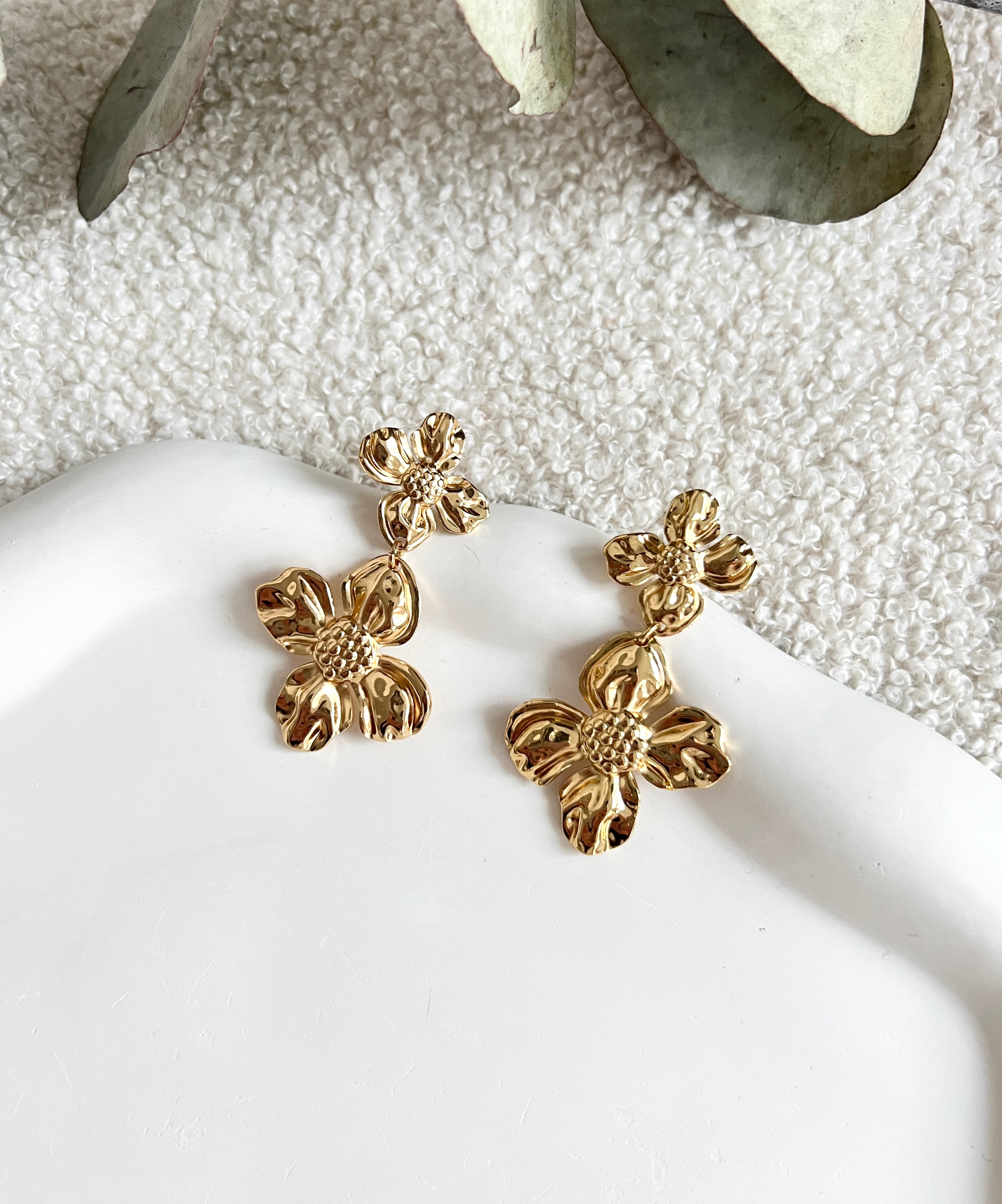Goldene große Brautohrringe, moderne Ohrringe mit glaenzenden Blumen, feine Brautohrringe, Schmuck Hochzeit, lange Haengeohrringe, Ohrstecker, Brautjungfer, Damenschmuck, Ohrschmuck Frauen, eleganter Brautschmuck, Schmuckbuete