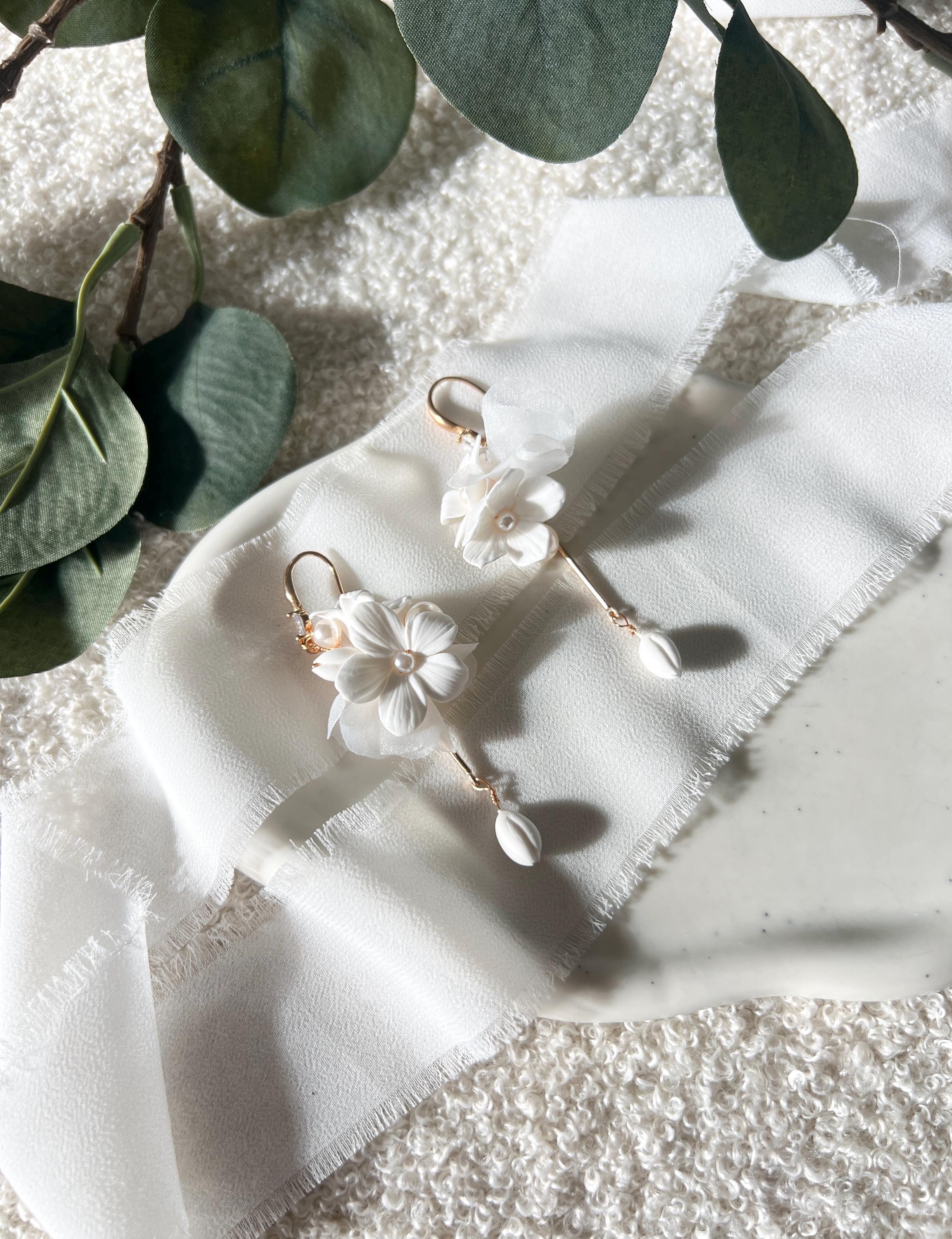 Brautohrringe, Perlen, Weiß und Gold, Blüten, lange Ohrringe mit Blumen und kleinen Perlen, Perlenschmuck, Hängeohrringe, weißer Brautschmuck, Braut, Hochzeit, Schmuck, Accessoire Brautjungfer, Hochzeitsschmuck