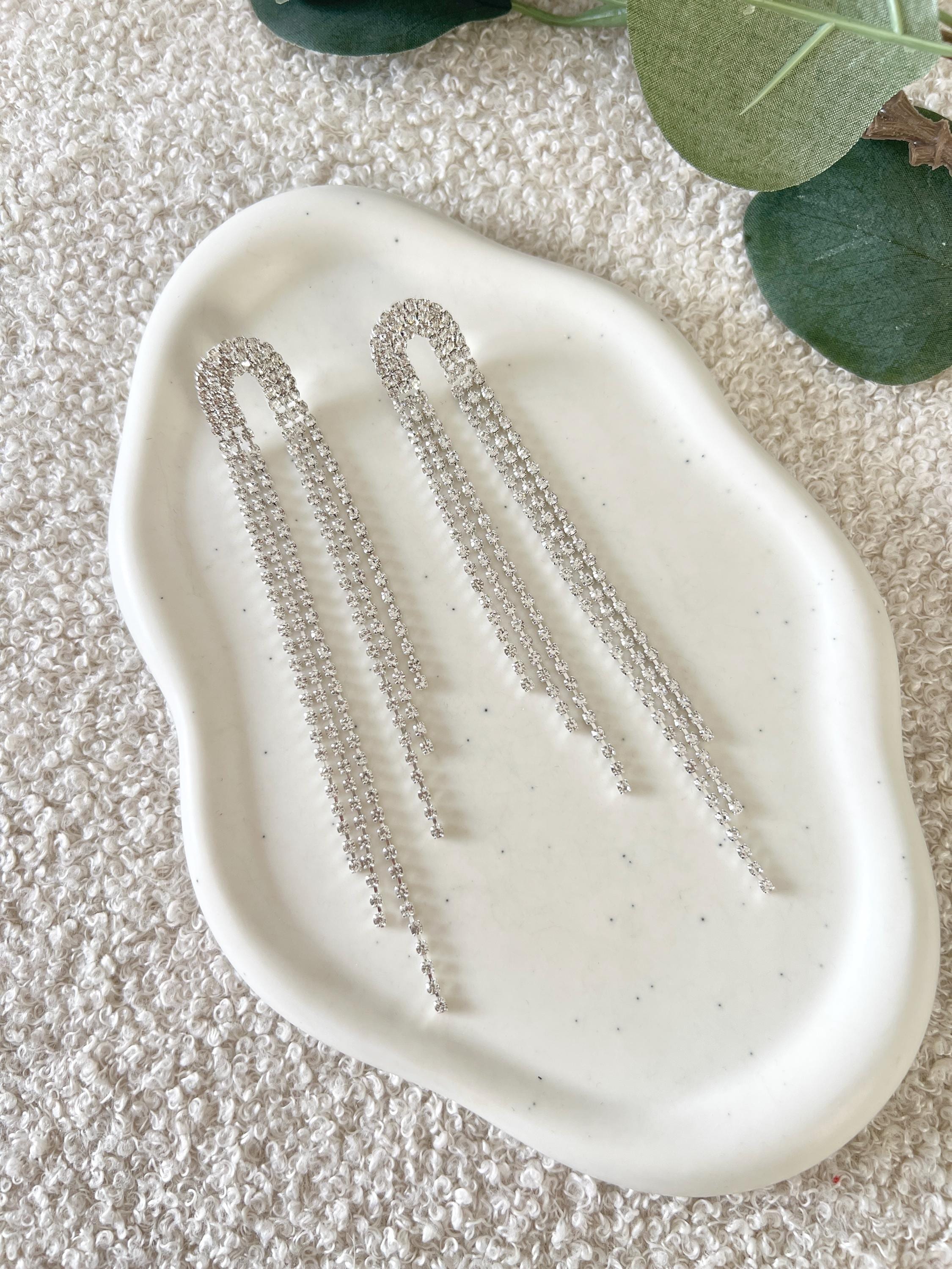 Lange Strassohrringe, Silber, Ohrringe mit Strass, funkelnde Brautohrringe, feiner Brautschmuck, Schmuck Hochzeit, moderner Ohrschmuck, Glaenzende Haengeohrringe, Brautjungfer, Trauzeugin, Schmuckbluete
