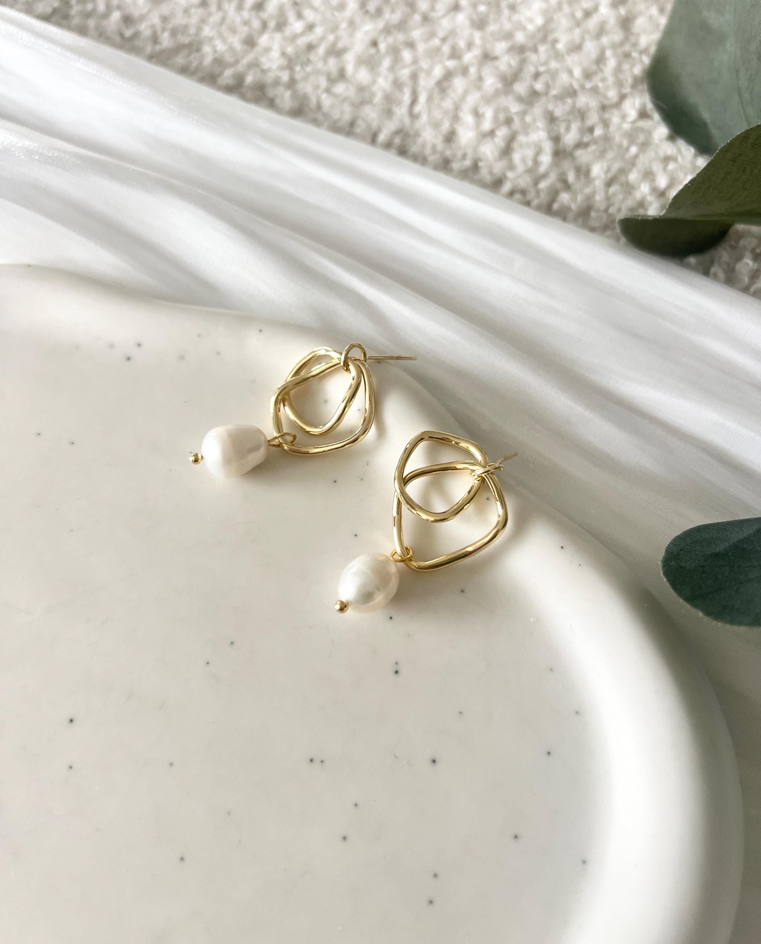 Perlenohrringe Braut, Gold, ovale Perlen, moderne Ohrstecker, elegante Ohrringe, geometrischer Brautschmuck, Brautohrringe, Schmuck Hochzeit