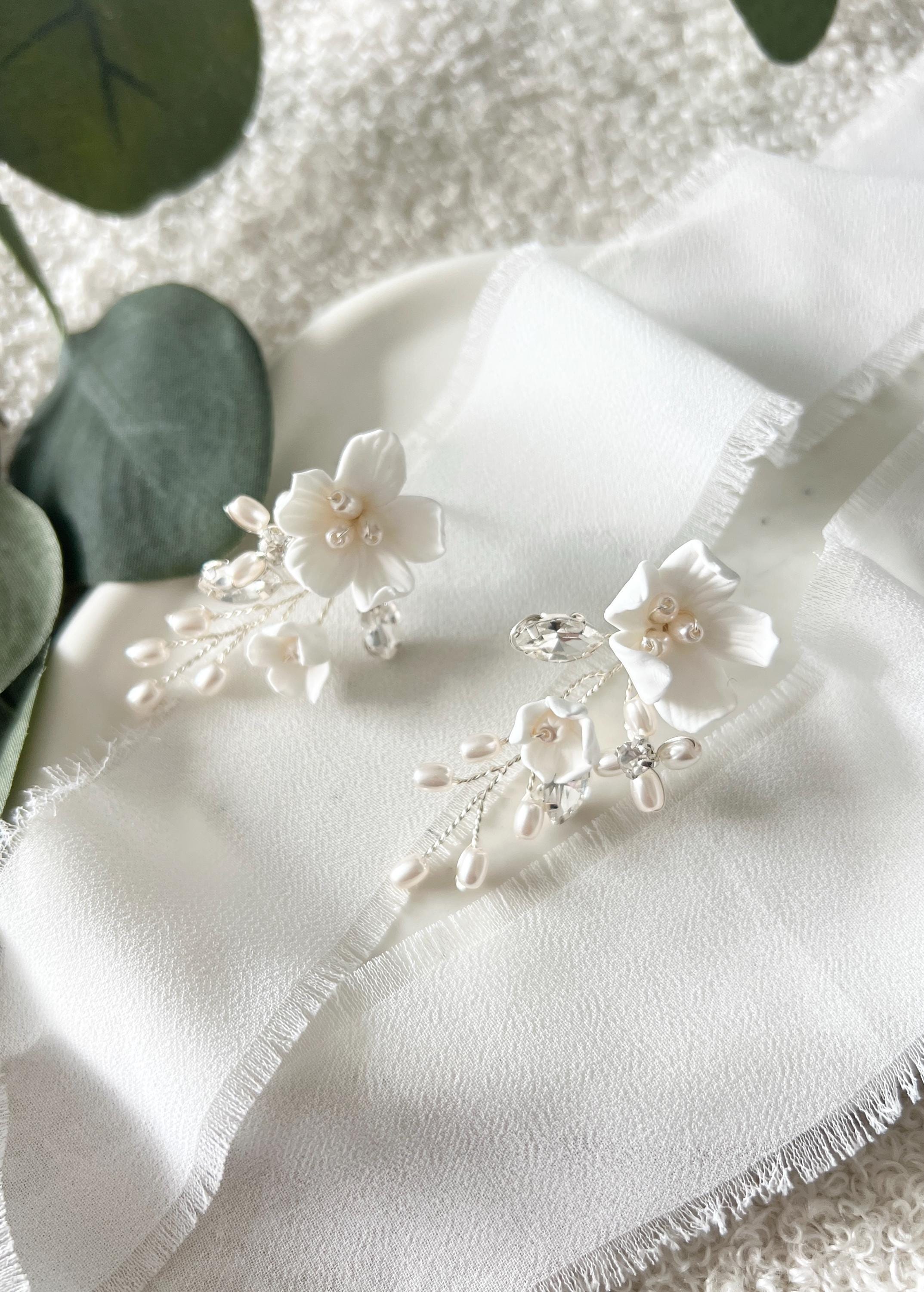 Brautohrringe, weiße Blueten, Strass Steine, weiße Perlen Ohrringe, Brautschmuck, Schmuck Hochzeit, Blumen Ohrstecker