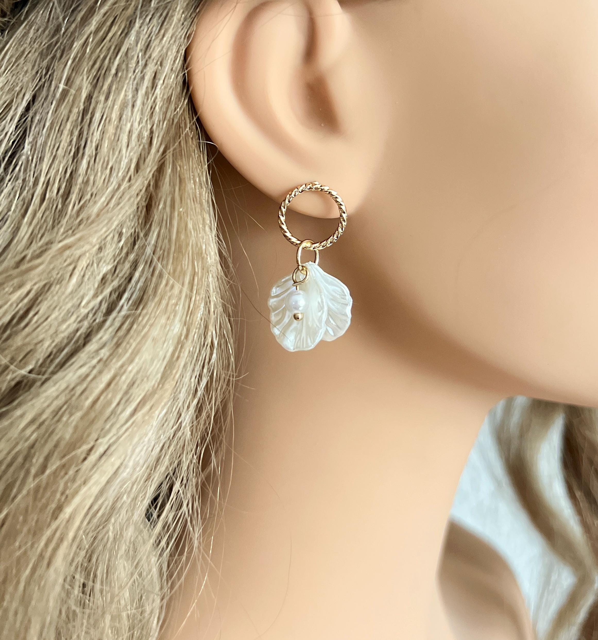 Ohrringe Braut, Hängeohrringe Blätter, Perlmuttoptik, Ohrstecker weiße Perle, Brautjungfer Schmuck Hochzeit, Trauzeugin Ohrschmuck, moderne Brautohrringe Standesamt