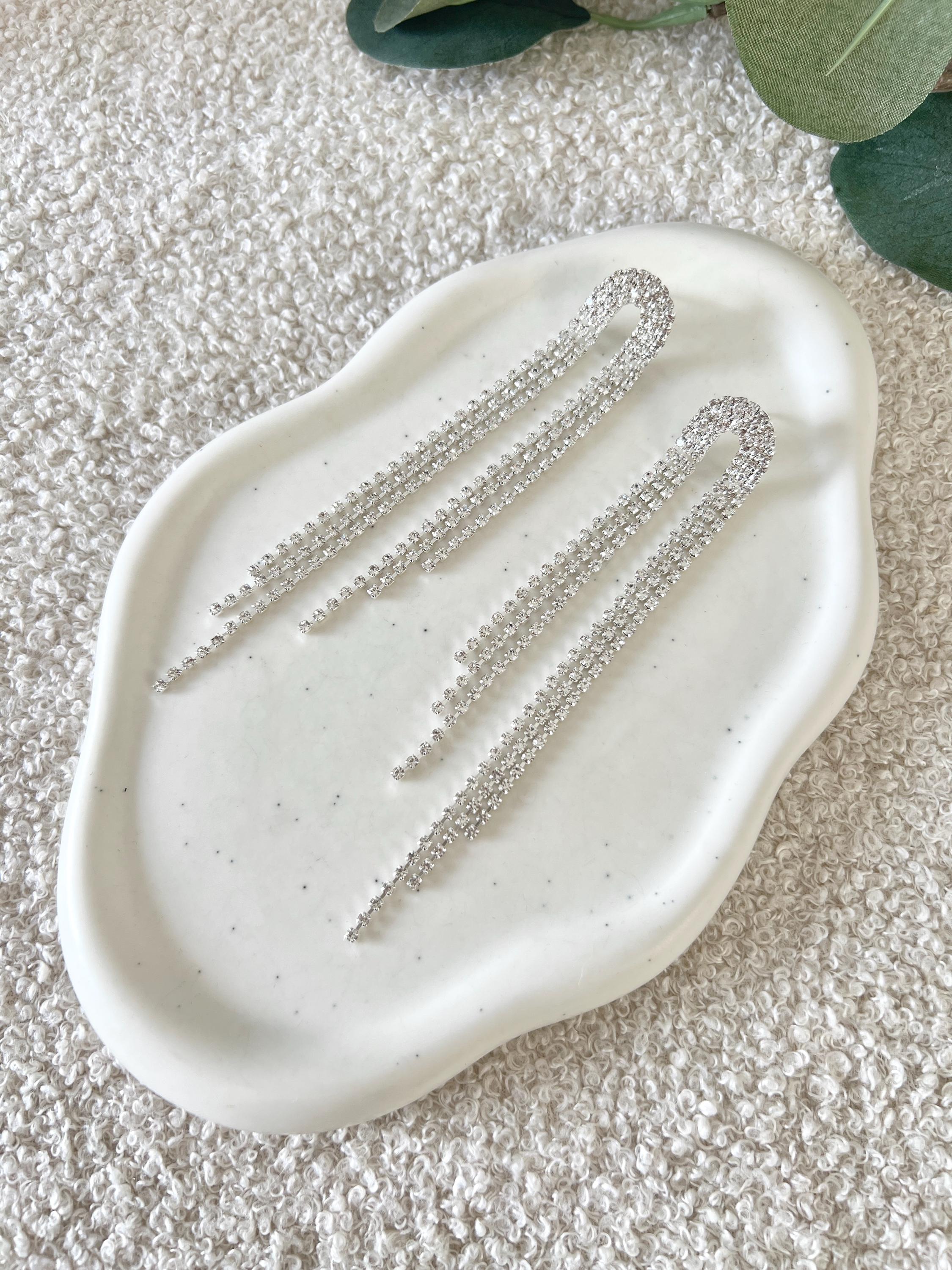 Lange Strassohrringe, Silber, Ohrringe mit Strass, funkelnde Brautohrringe, feiner Brautschmuck, Schmuck Hochzeit, moderner Ohrschmuck, Glaenzende Haengeohrringe, Brautjungfer, Trauzeugin, Schmuckbluete