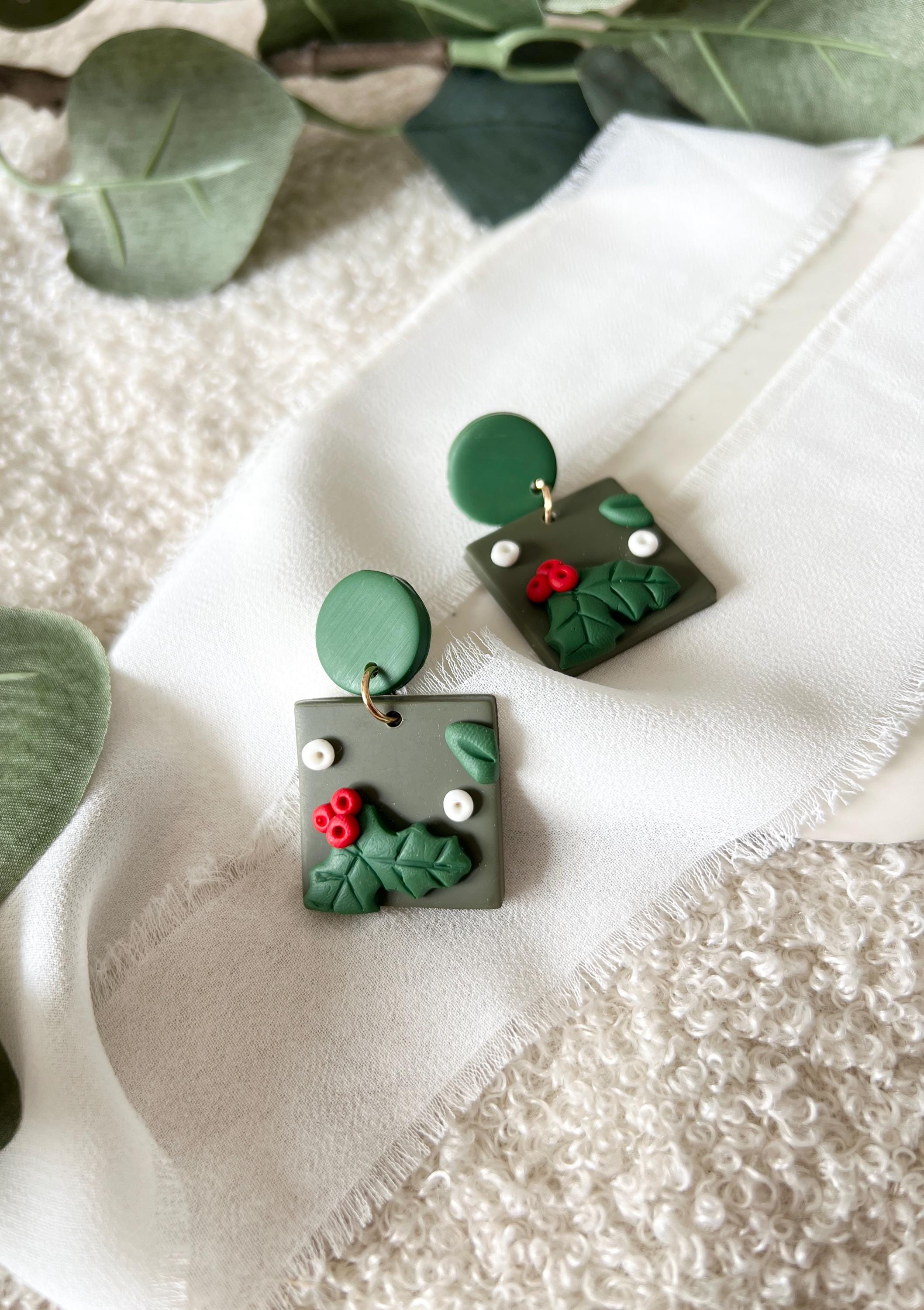 Ohrringe, Weihnachten, Mistelzweig, Rot, Grün, Weiß, Winterschmuck, Ohrstecker, Weihnachtsschmuck, Geschenk Weihnachten, moderner Ohrschmuck