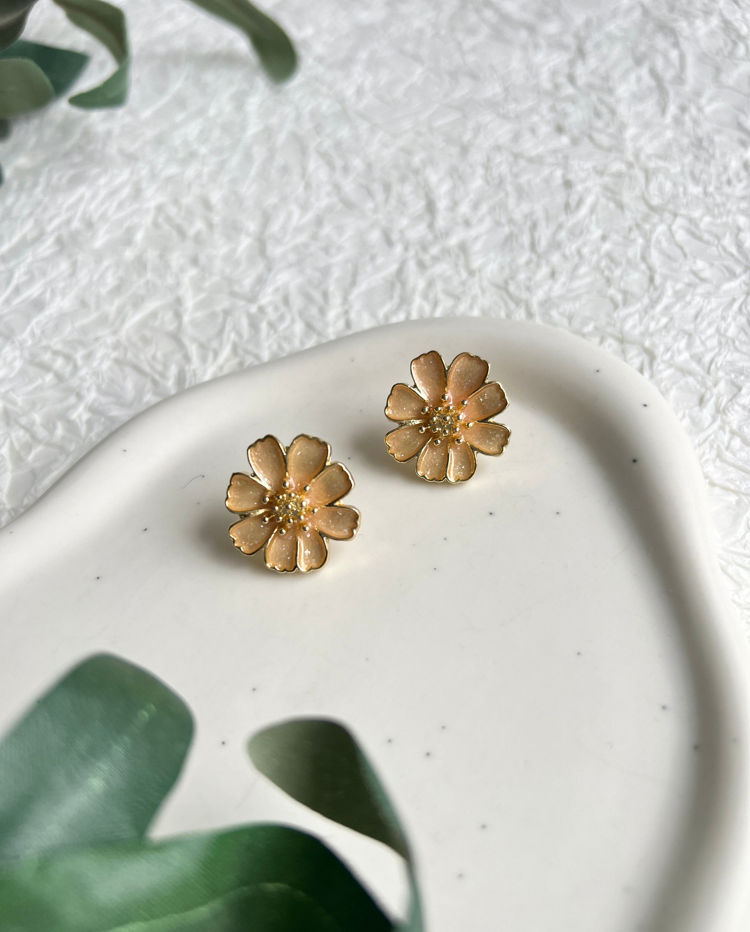 Ohrstecker Blumen, Blüten Gold, Perlmutt hell Orange Optik, Edelstahl, Ohrschmuck, hochwertige-Ohrringe-Schmuckblüte