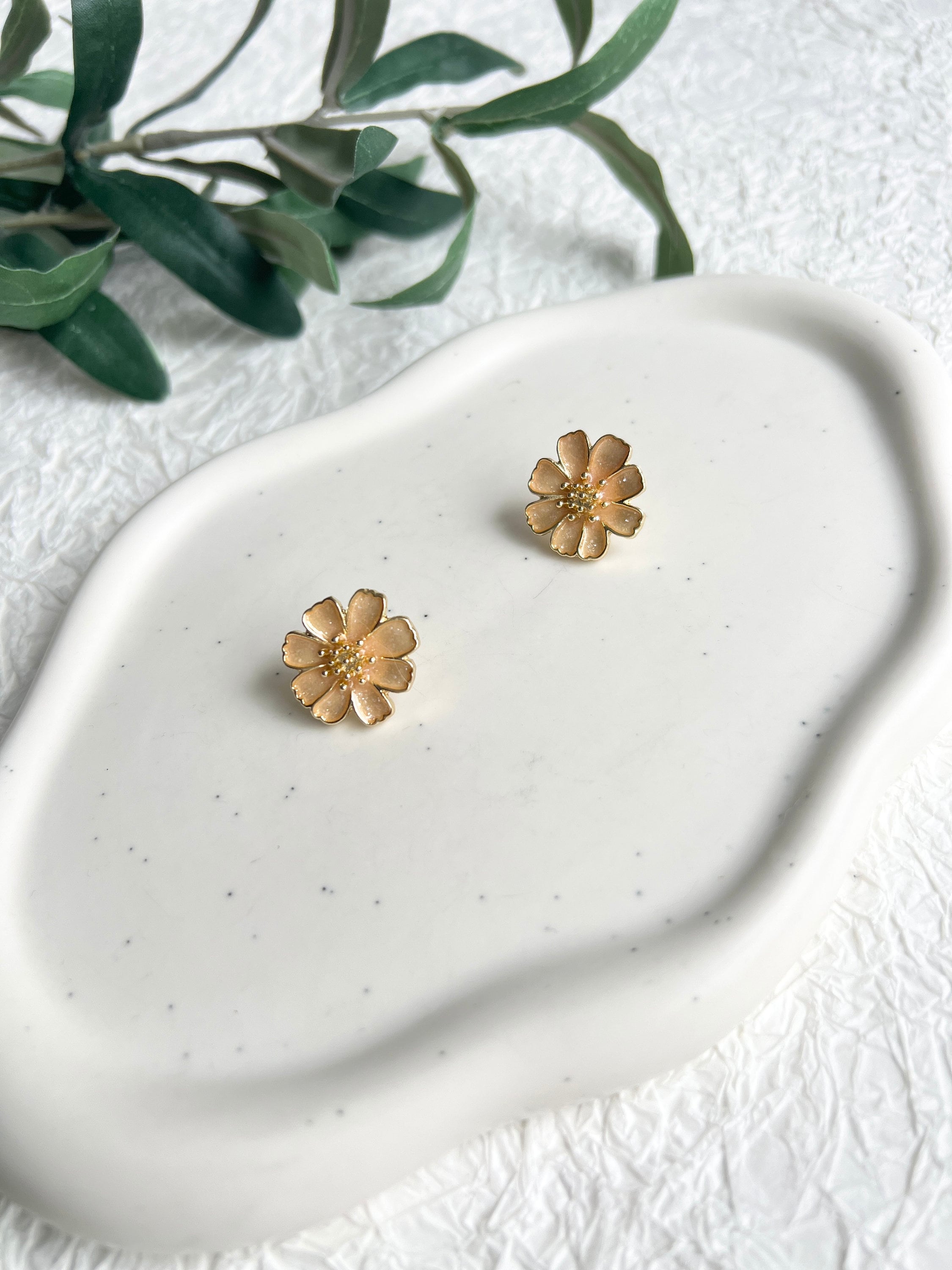 Ohrstecker Blumen, Blüten Gold, Perlmutt hell Orange Optik, Edelstahl, Ohrschmuck, hochwertige-Ohrringe-Schmuckblüte