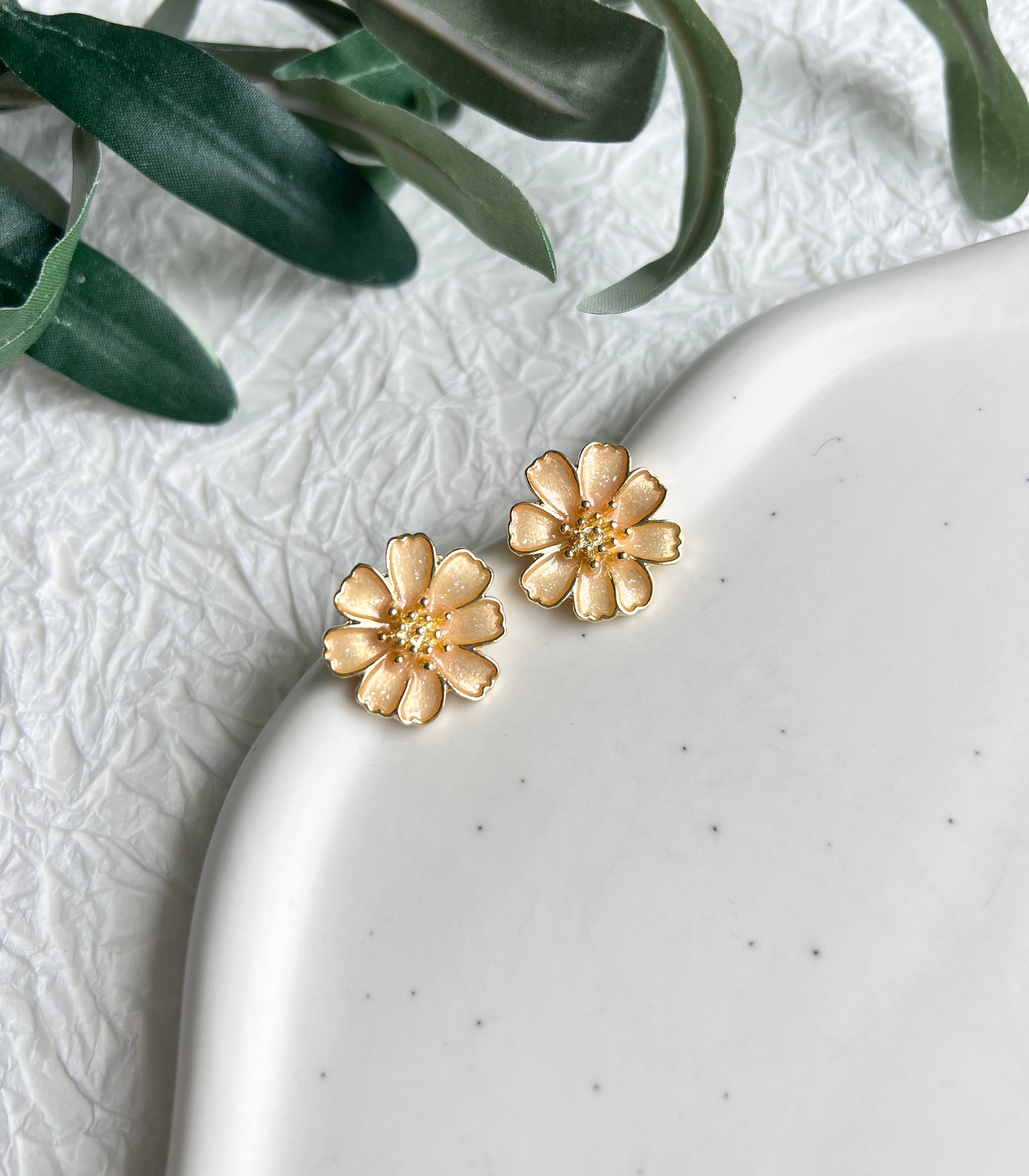 Ohrstecker Blumen, Blüten Gold, Perlmutt hell Orange Optik, Edelstahl, Ohrschmuck, hochwertige-Ohrringe-Schmuckblüte