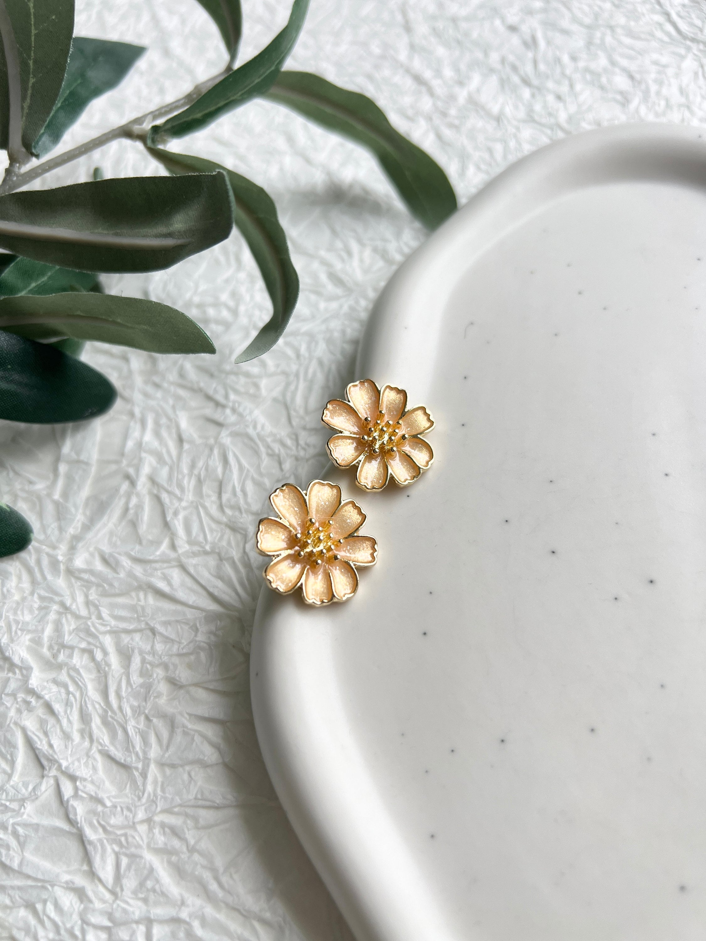 Ohrstecker Blumen, Blüten Gold, Perlmutt hell Orange Optik, Edelstahl, Ohrschmuck, hochwertige-Ohrringe-Schmuckblüte