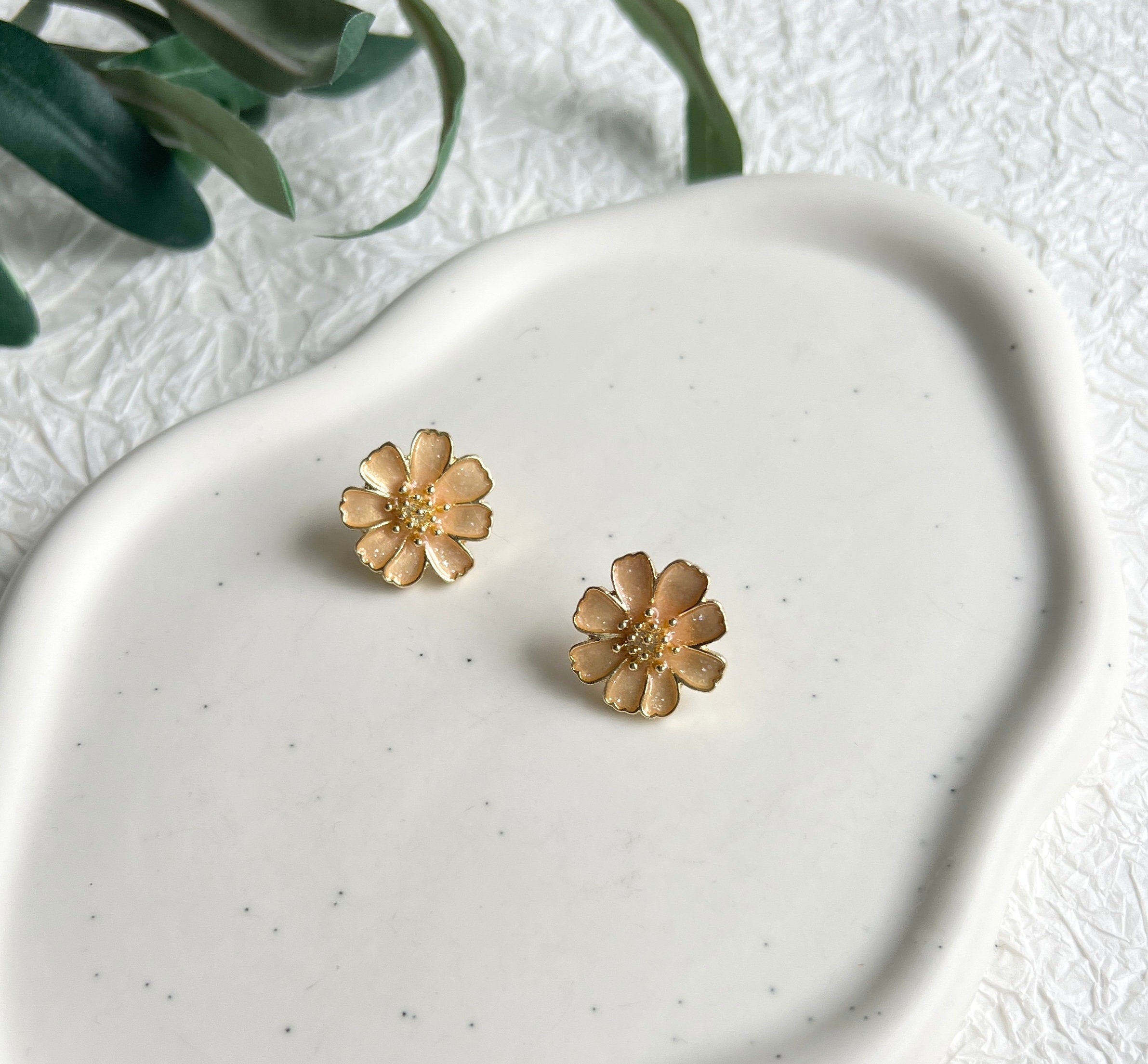 Ohrstecker Blumen, Blüten Gold, Perlmutt hell Orange Optik, Edelstahl, Ohrschmuck, hochwertige-Ohrringe-Schmuckblüte
