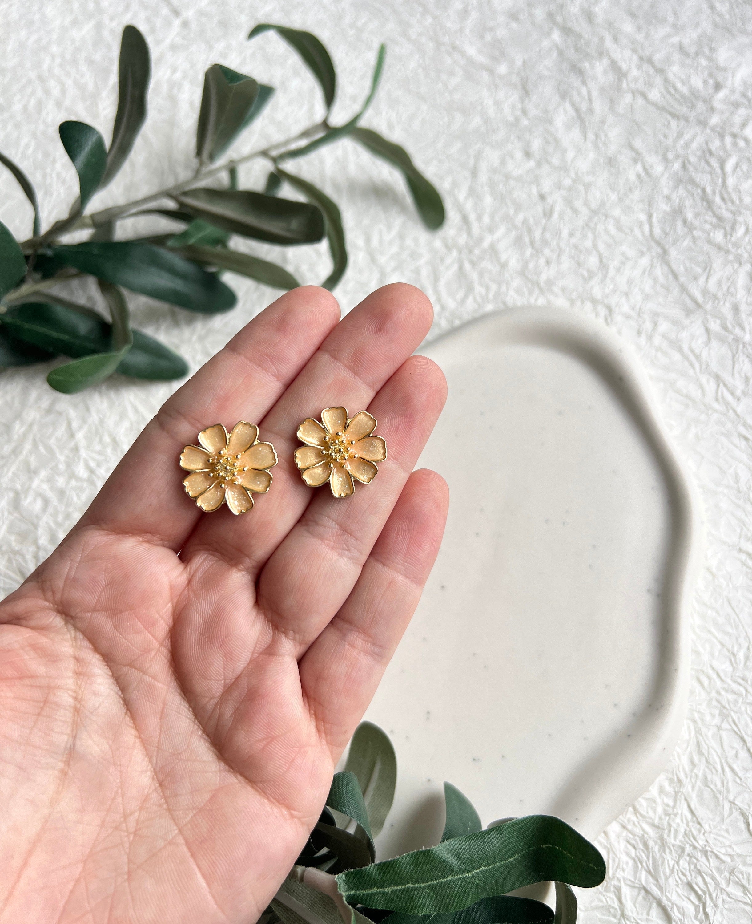 Ohrstecker Blumen, Blüten Gold, Perlmutt hell Orange Optik, Edelstahl, Ohrschmuck, hochwertige-Ohrringe-Schmuckblüte