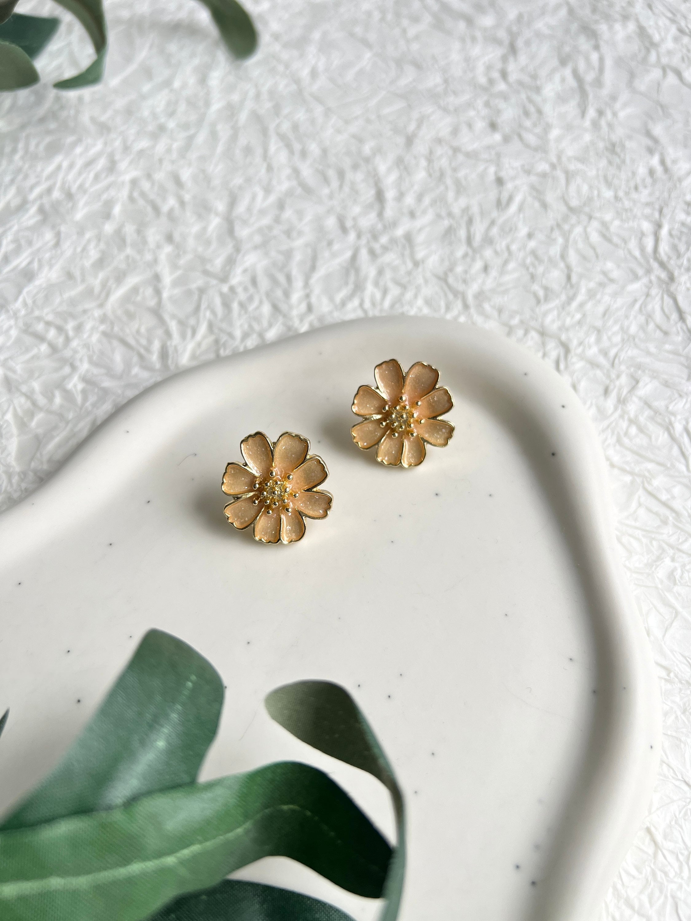 Ohrstecker Blumen, Blüten Gold, Perlmutt hell Orange Optik, Edelstahl, Ohrschmuck, hochwertige-Ohrringe-Schmuckblüte