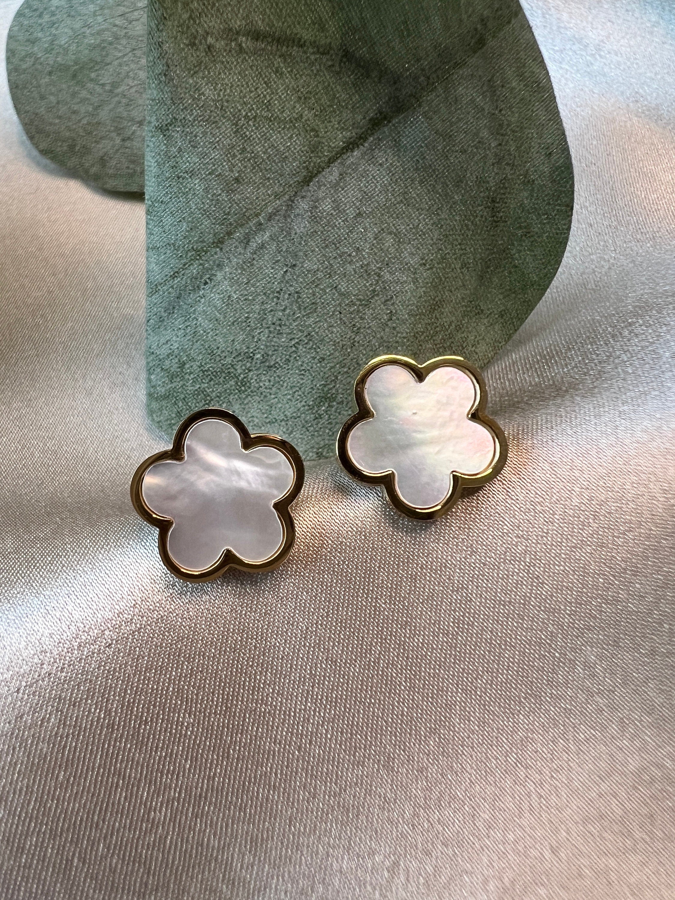 Ohrstecker Blumen in Perlmutt, Edelstahl Ohrschmuck, gold, silber, rosegold, Ohrringe für Frauen, florale Ohrringe - Gold-Ohrringe-Schmuckblüte