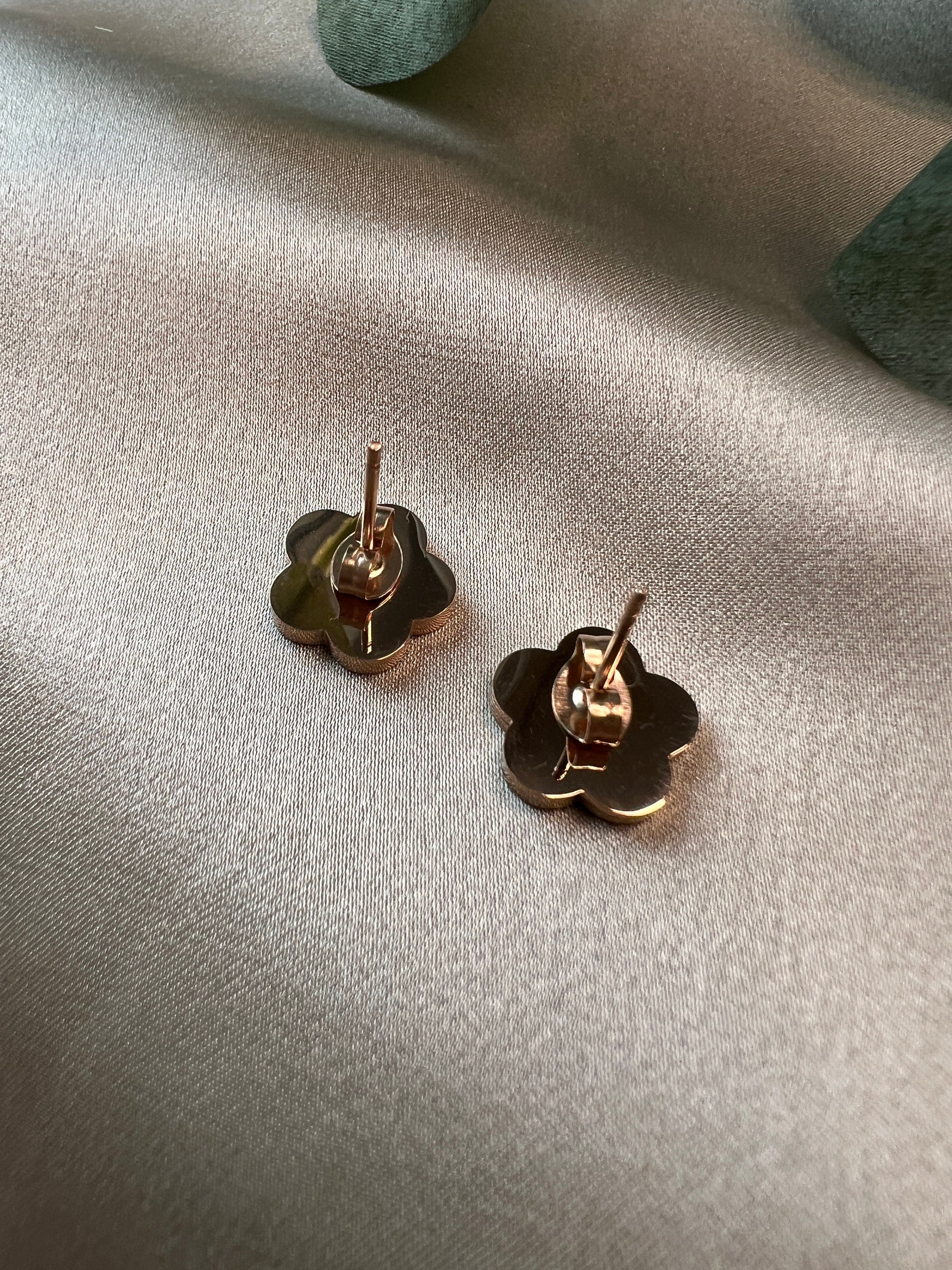 Ohrstecker Blumen in Perlmutt, Edelstahl Ohrschmuck, gold, silber, rosegold, Ohrringe für Frauen, florale Ohrringe - Roségold-Ohrringe-Schmuckblüte