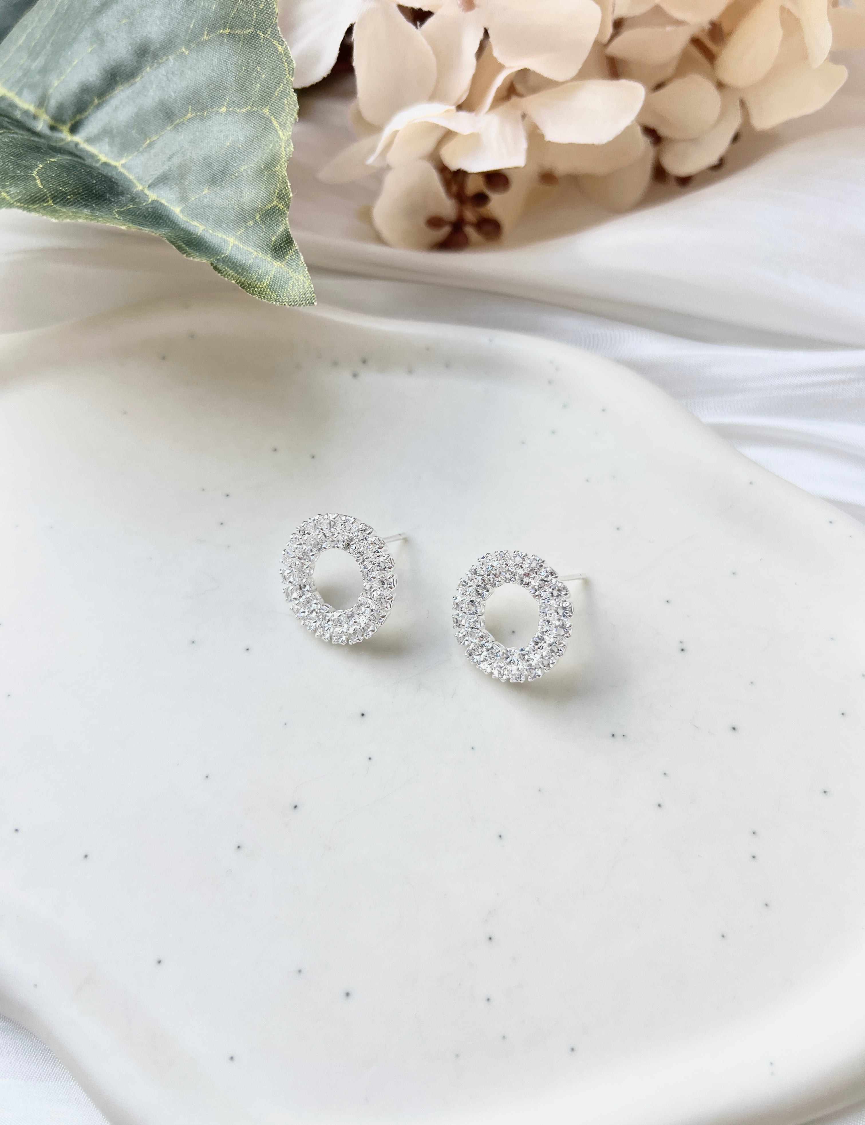 Feine Ohrstecker, silberne Brautohrringe, Silber, Rund, Strasssteine, hochwertiger Brautschmuck, elegante Ohrringe, glaenzender Schmuck, Hochzeitsschmuck, Runde Form, Geschenk fuer Sie, feiner Damenschmuck, Geburtstagsgeschenk, Standesamtlook, Weddinginspiration, Bridalinspo