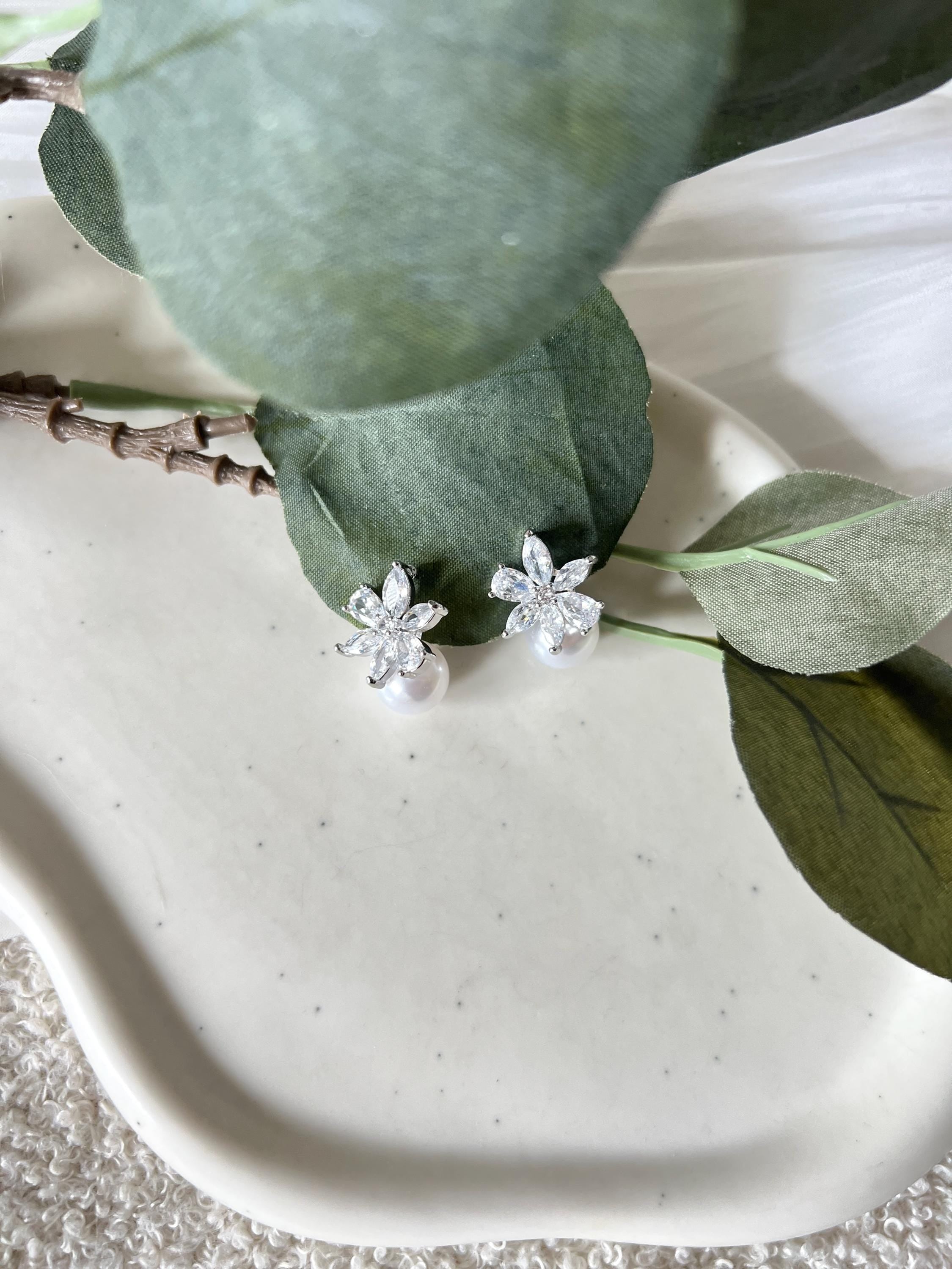 Perlenohrringe, Ohrstecker mit weißen Perlen, Silber, Blumen, Cubic Zirkonia Steine, funkelnde Ohrringe, Brautohrringe, Perlenschmuck, Braut, Brautschmuck, Hochzeit, Schmuck