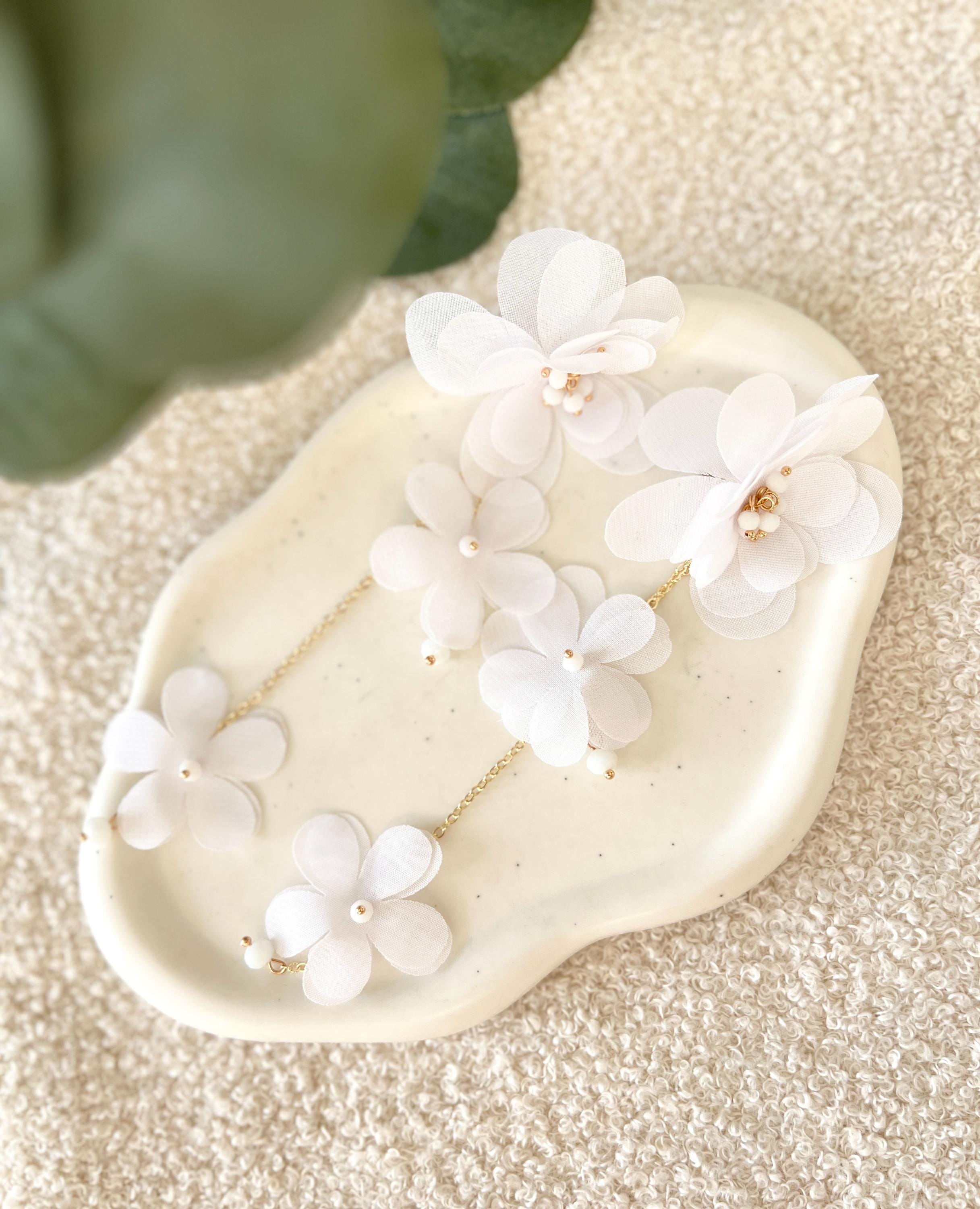 Bluetenohrringe, weiße Büten Stoff, lange Hängeohrringe, Brautschmuck, moderne Ohrstecker Standesamt Hochzeit, Brautohrringe, Blumen Ohrschmuck, Braut Zubehör